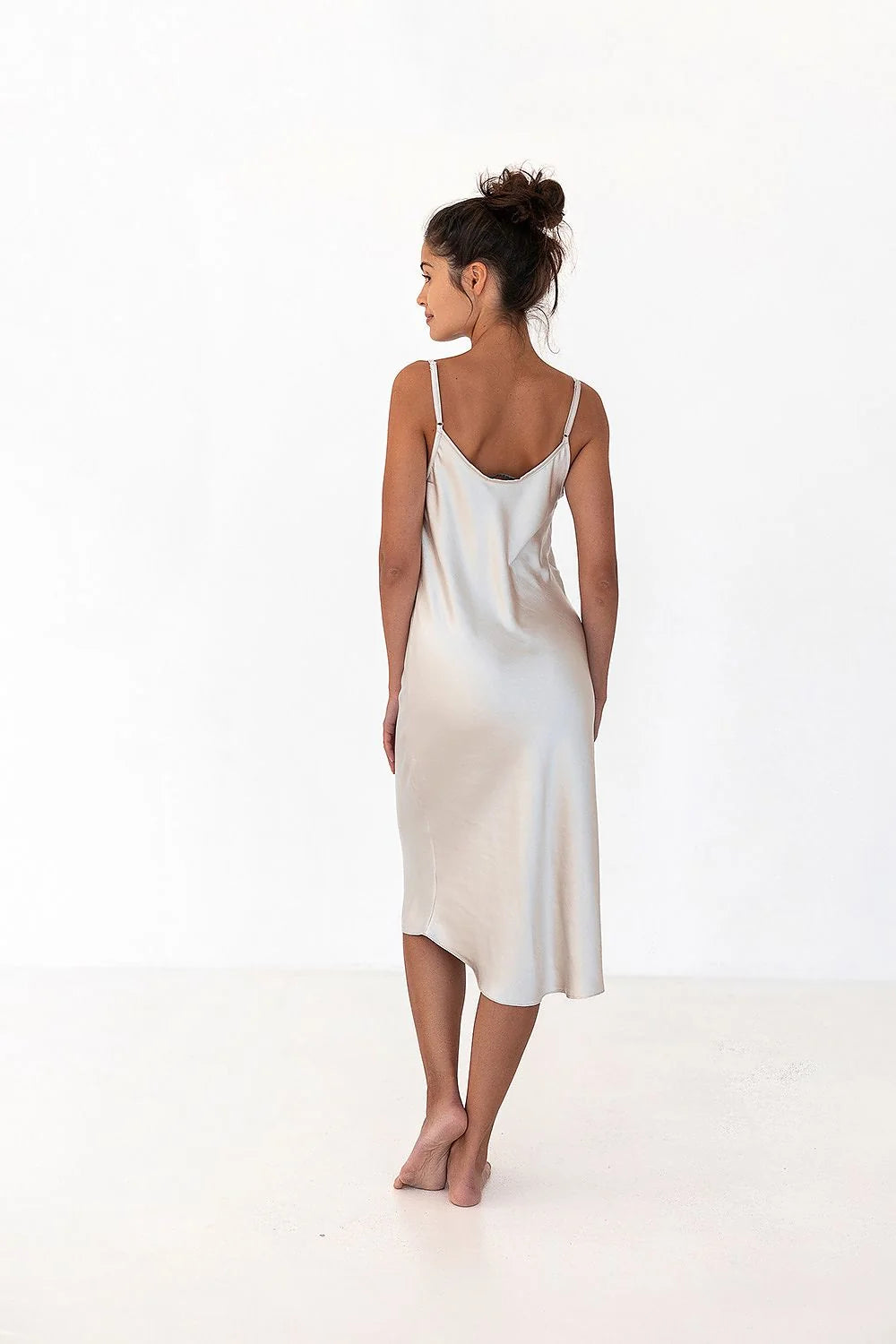 Chemise de nuit femme en satin high-tech sensis bretelles fines décolleté drapé longueur midi couleur ivoire matériau luxueux polyester spandex taille ajustable