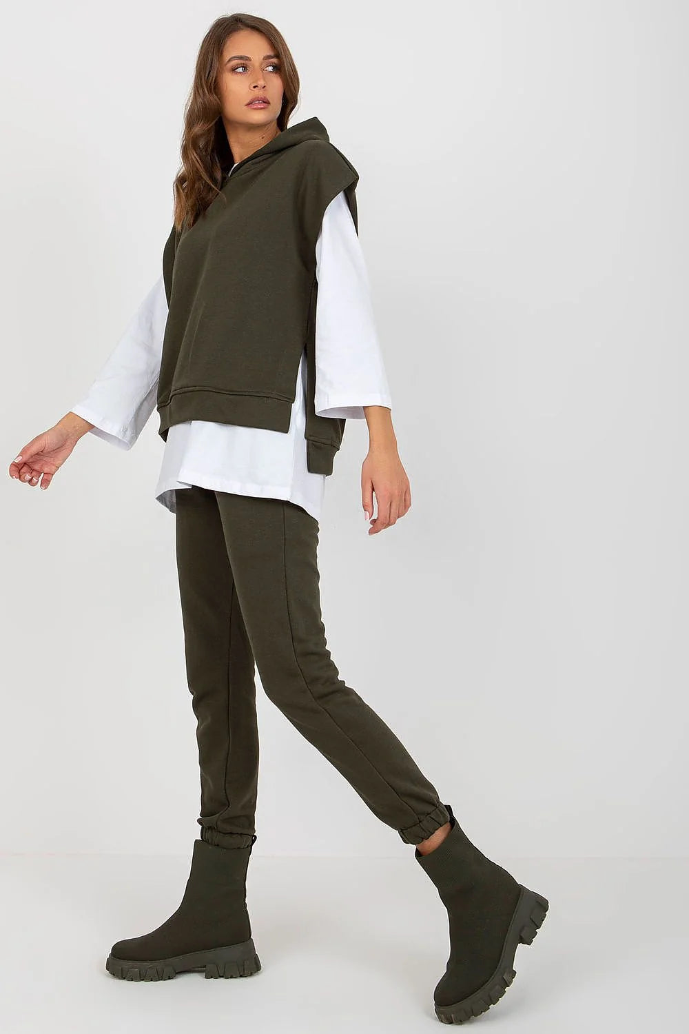 ensemble femme casual athleisure blouse sweat pantalon beige coton polyester confort moderne capuche sans manches coupe relaxed poches elastique molleton