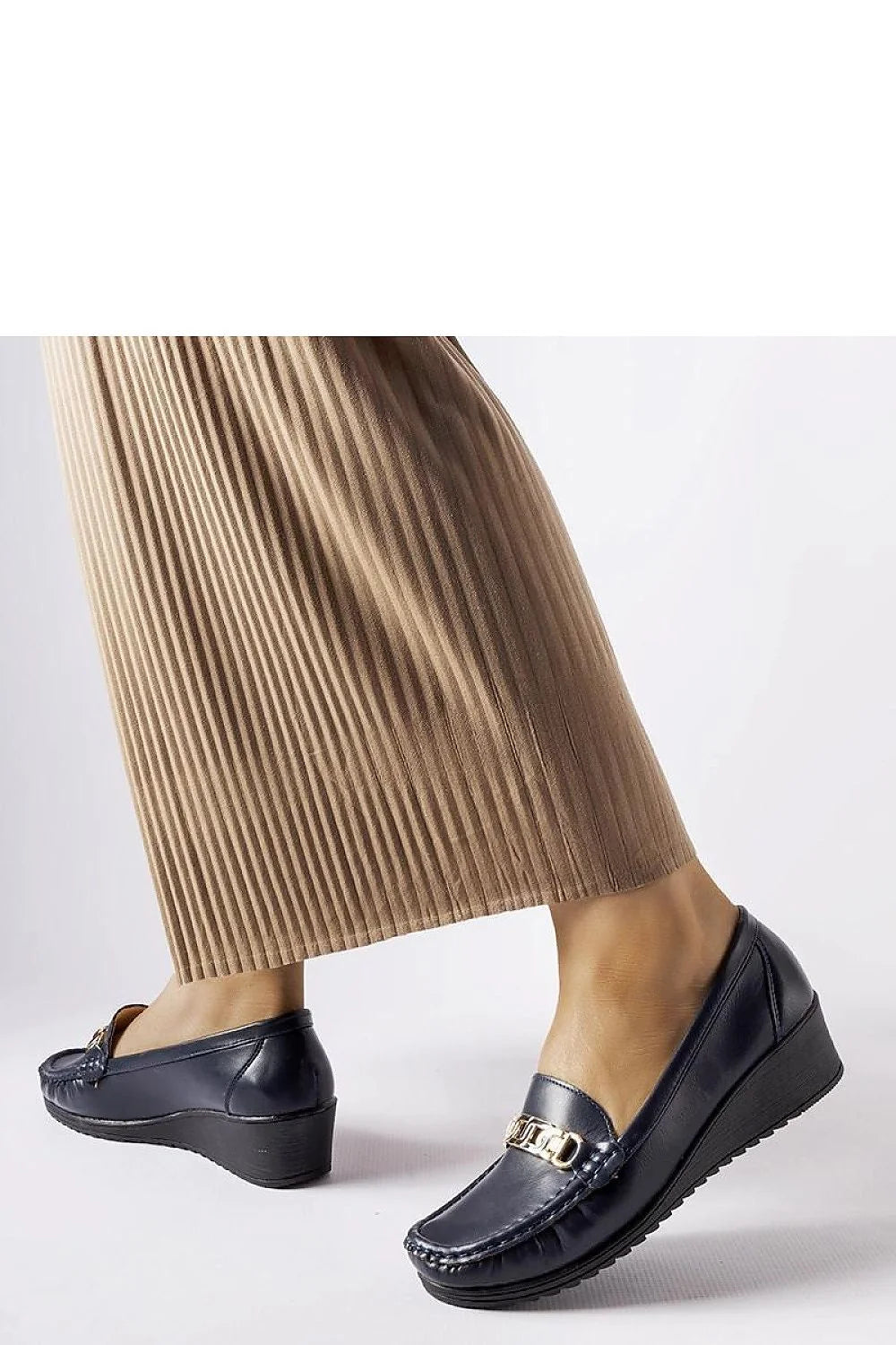 Moccasins élégants pour femme en cuir écologique bleu marine talon compensé design classique finitions métalliques dorées