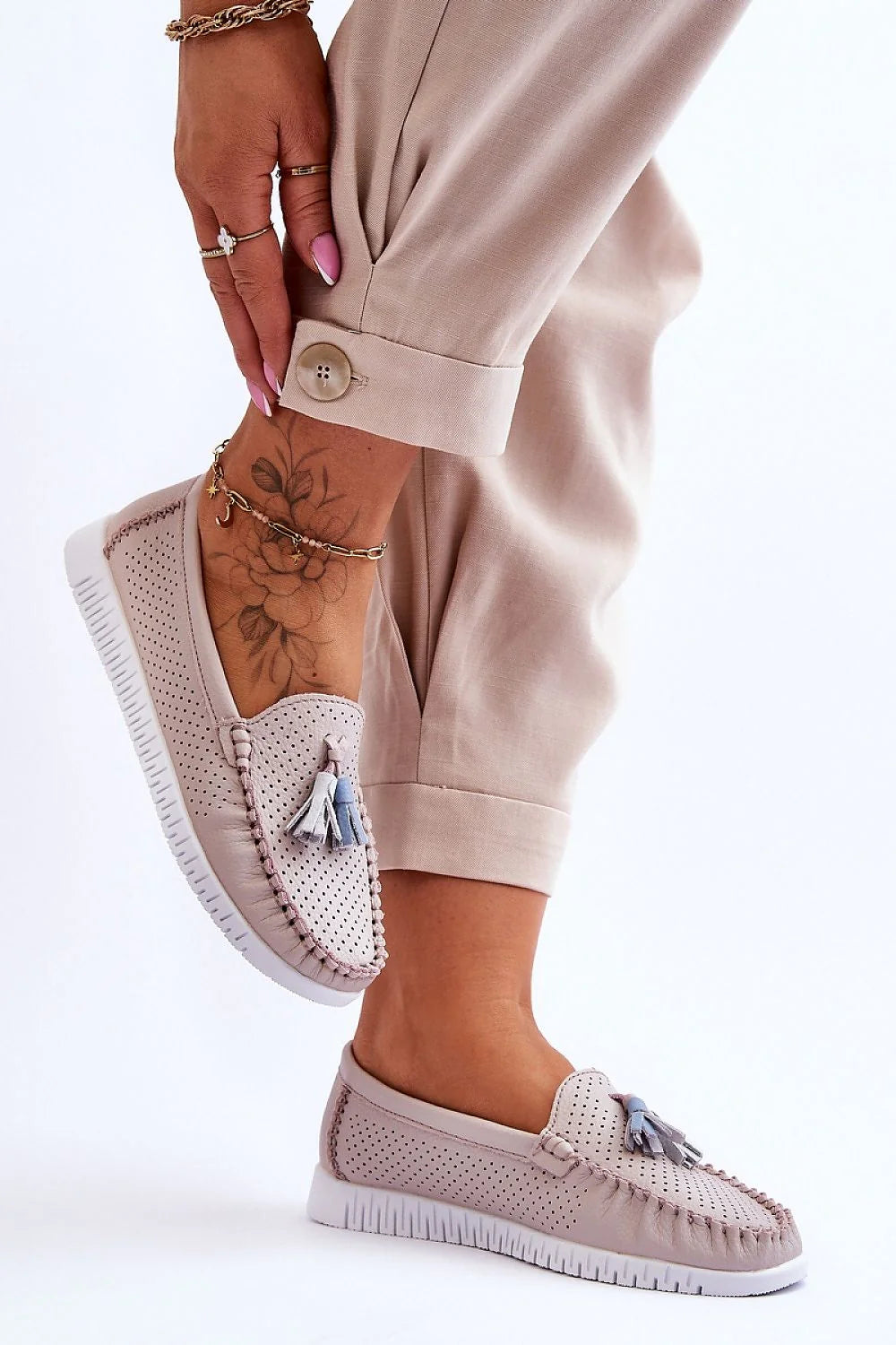 Moccasins pour femmes style décontracté élégant en cuir naturel beige avec pompons bicolores plateforme antidérapante printemps-été