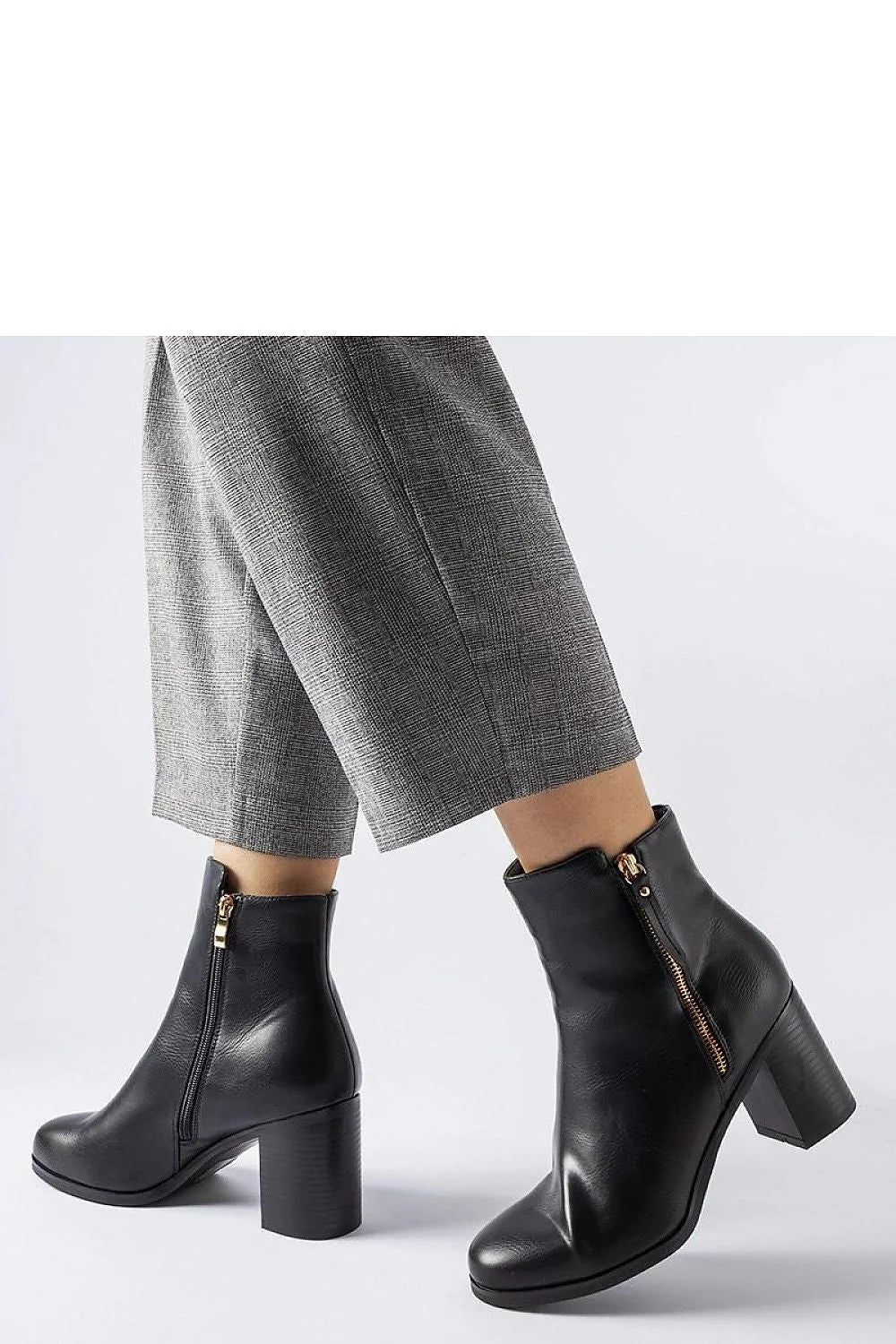 bottes bottines femme cuir lisse noir talon carré bloc glissière dorée latérale tirette cheville ajustée élégante moderne semelle caoutchouc adhérente