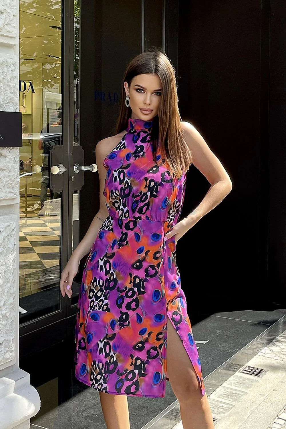 Robe de jour Bicotone imprimé animalier abstrait couleurs violet rose orange coupe ajustée col haut fente latérale polyester viscose
