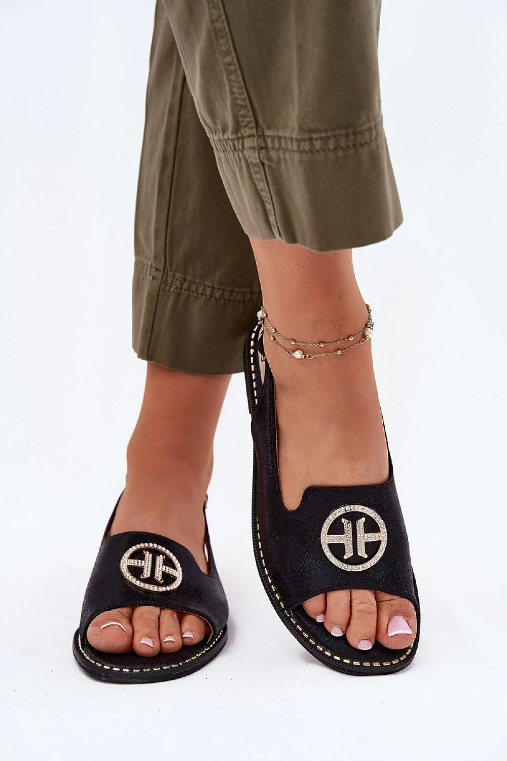 Sandales femmes chic moderne cuir noir logo métallique strass doré style slingback ajustable confortable été élégant occasion
