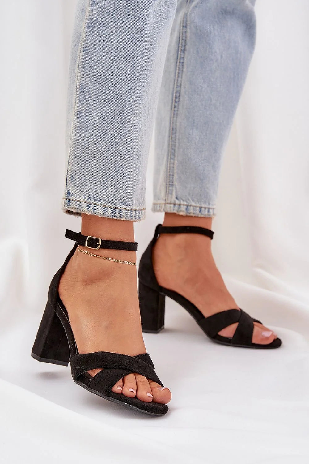Sandales à talons compensés élégantes pour femmes en daim éco cuir artificiel semelle confortable bride ajustable boucle métallique style moderne occasion semi-formelle noir taille 36-39