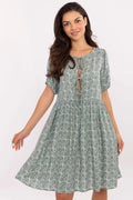 Robe de jour Sublevel sage vert imprimé abstrait manches courtes col rond attache à nouer taille ajustée robe été femme