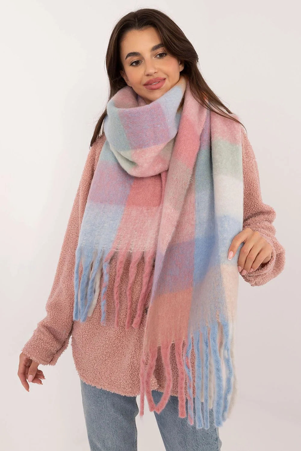 Écharpe femme en mélange laine mohair doux motif carreaux pastel rose bleu vert beige franges longues