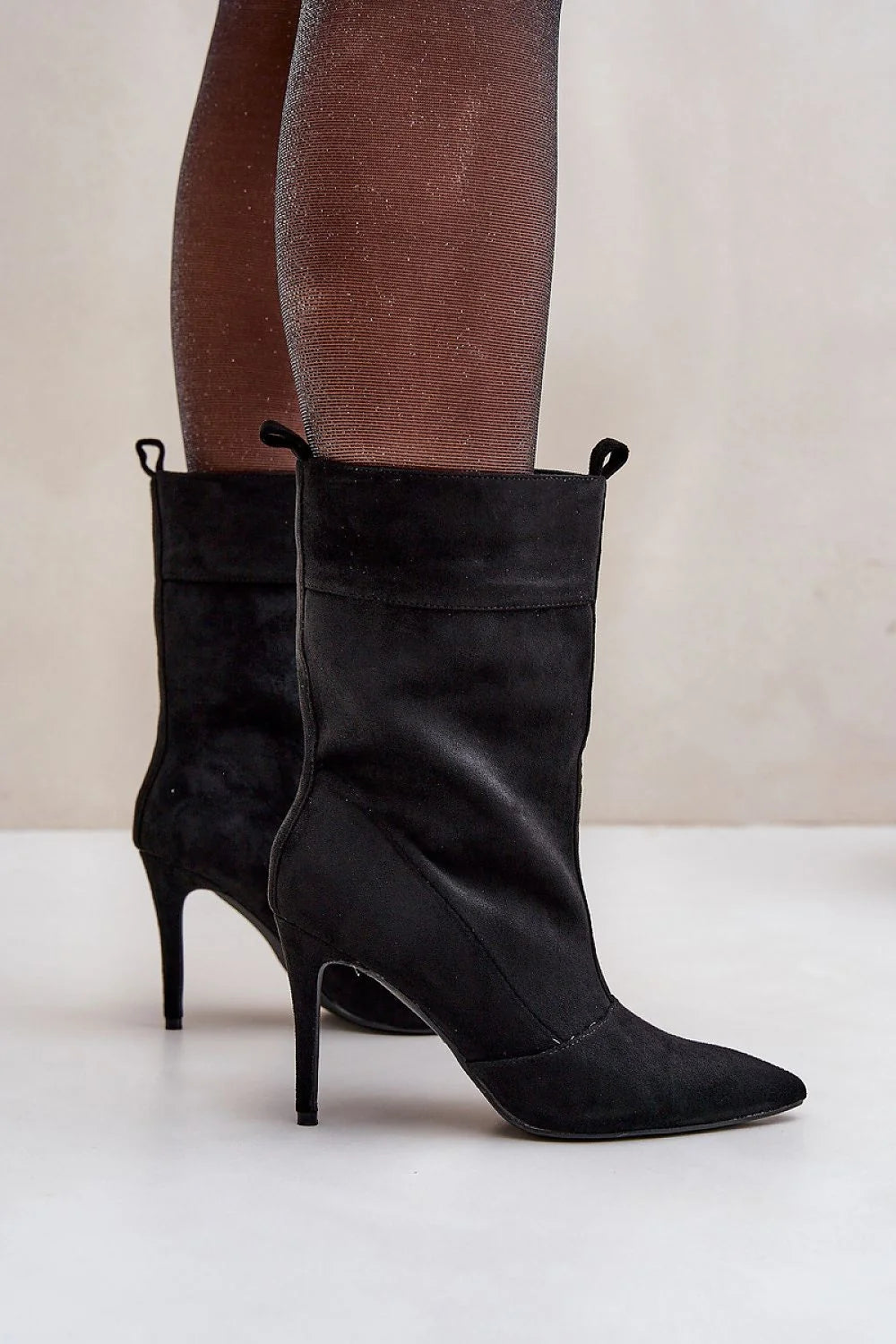 bottines femme suédine noire daim écologique bout pointu talon aiguille haut silhouette élancée tige froncée coutures structurées passant arrière élégantes