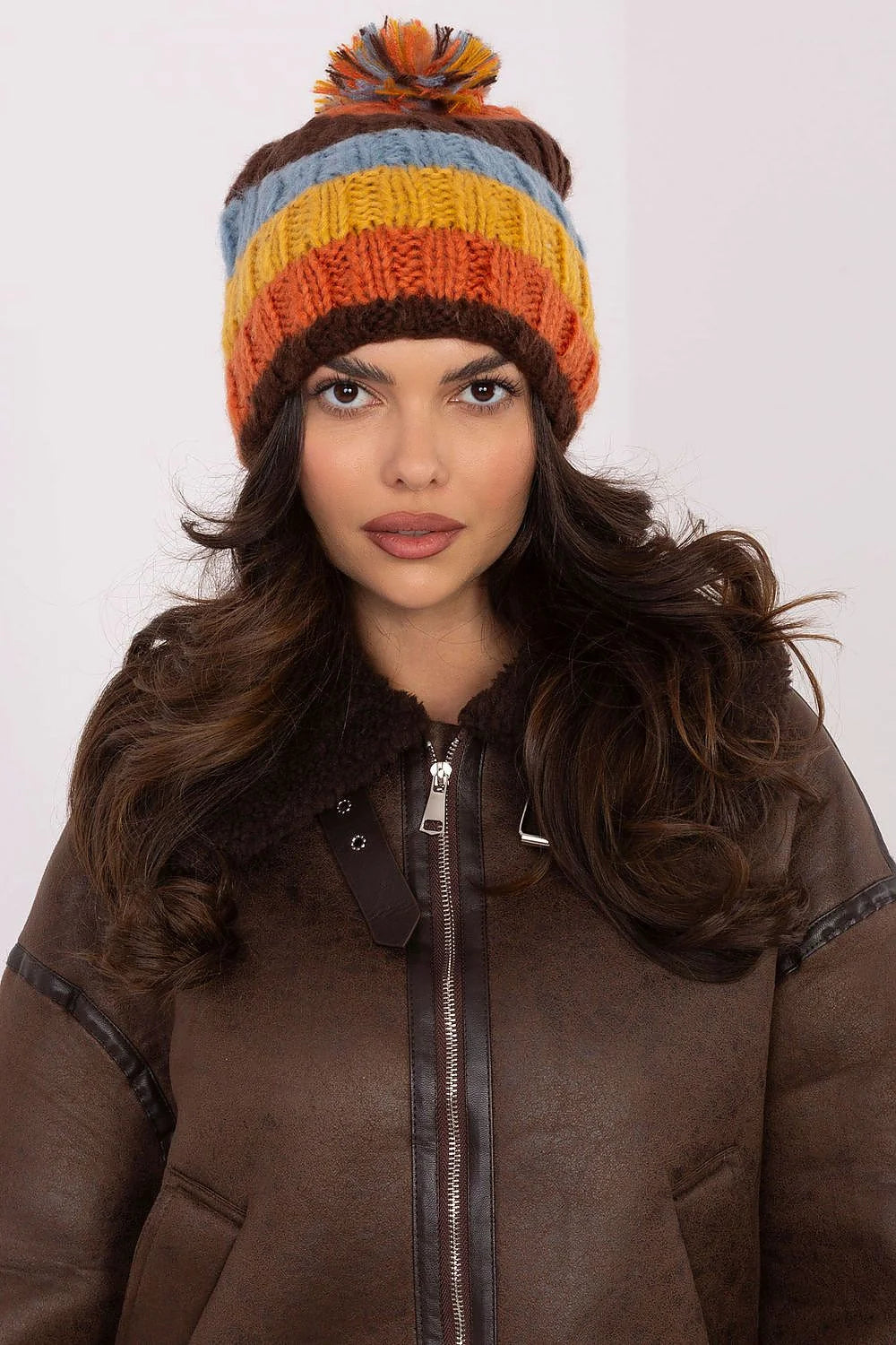 Bonnet d'hiver en laine tricoté coloré pompon multicolore femme style casual saison froide accessoire mode élégant