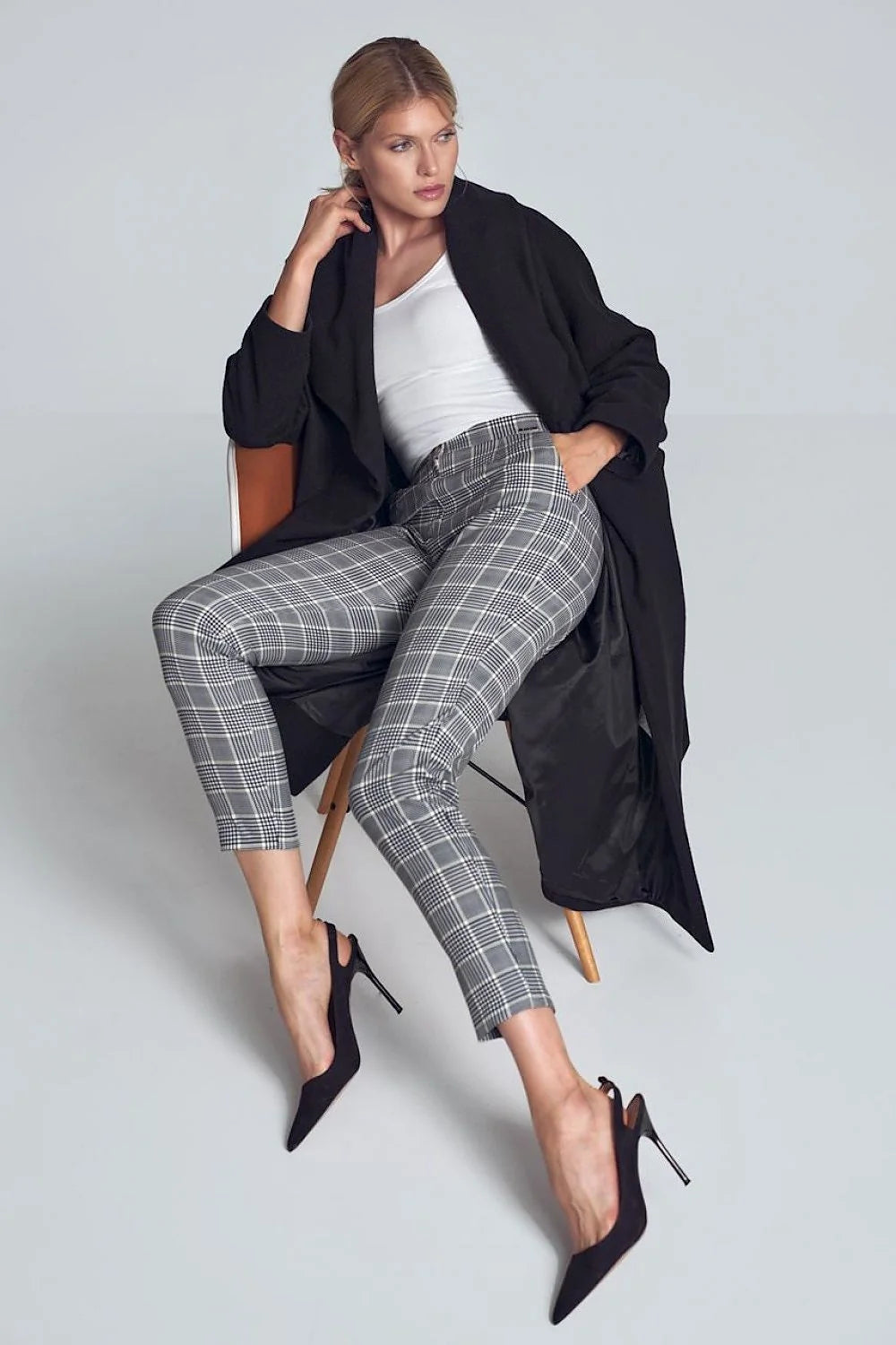 Pantalon femme en polyester élasthanne à carreaux gris moderne chic pour allure élégante quotidienne