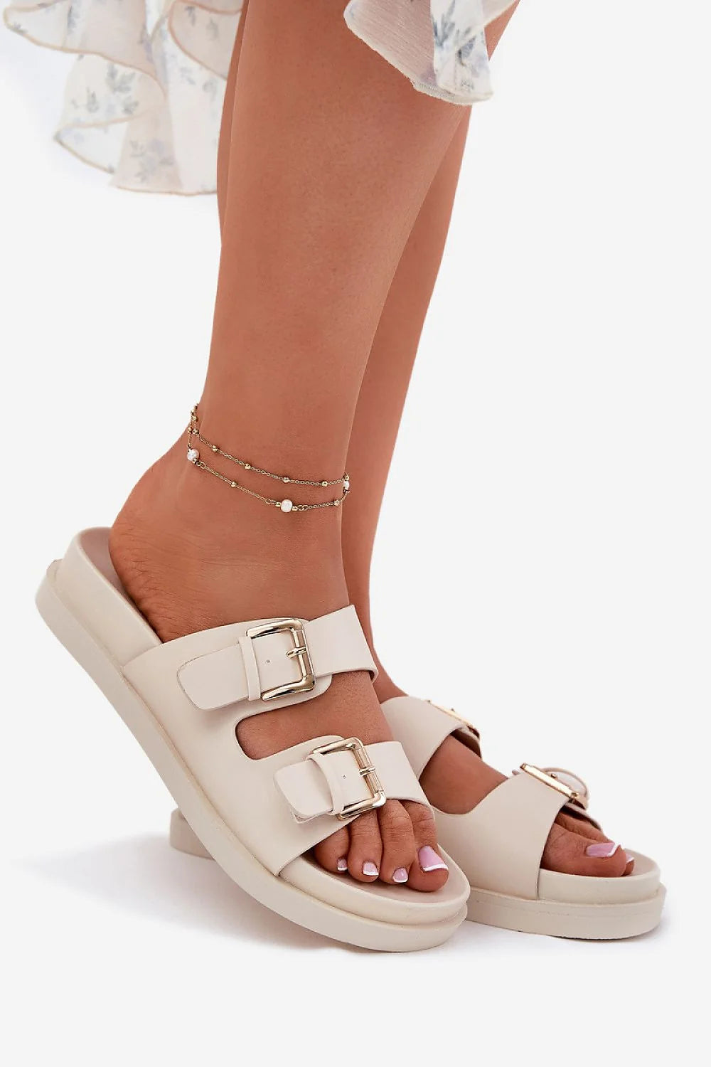 Sandales femmes style estival moderne simili cuir beige clair deux brides larges boucles dorées semelle épaisse confortable