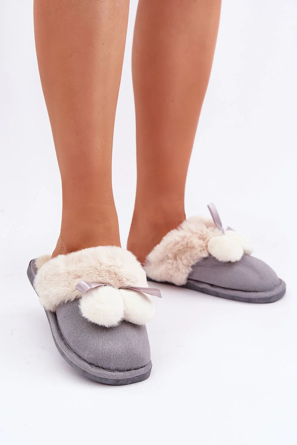 Pantoufles féminines confortables en fausse fourrure, style élégant, semelle épaisse, couleurs grises et beige, intérieur douillet, idéal pour la maison