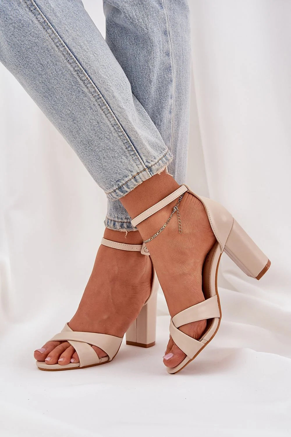 Sandales à talons carrés femmes beige nude élégance confort été tendance style minimaliste occasionnels port ajustable lanières fermeture boucle été