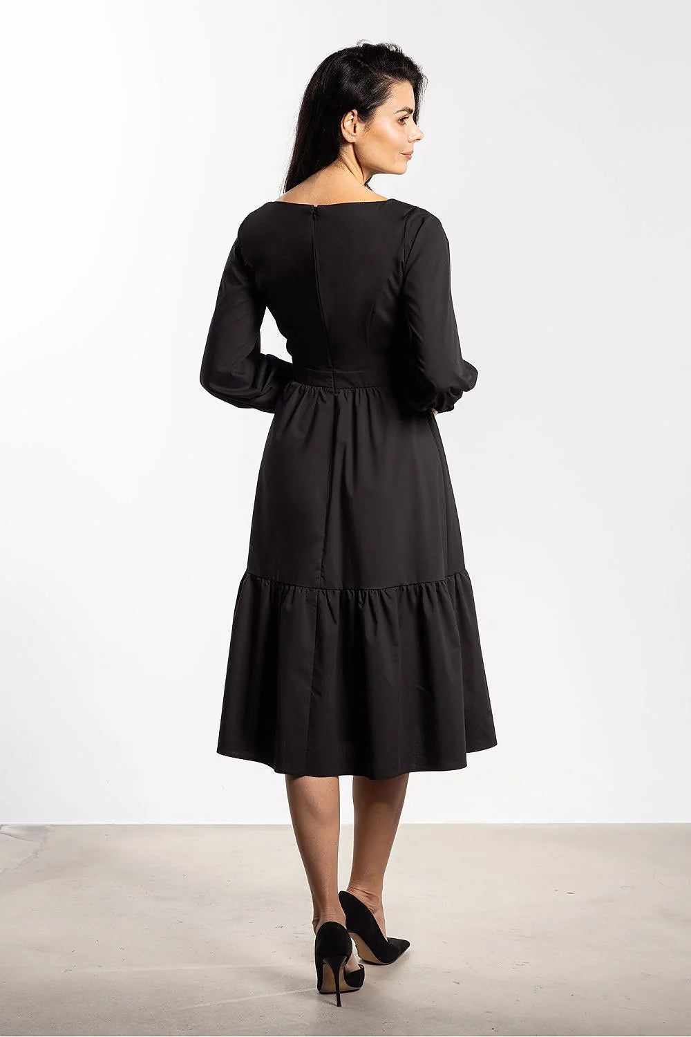 robe midi noire ajustée cintrée jupe évasée volants froncés manches longues bouffantes poignets boutonnés encolure bateau tissu fluide