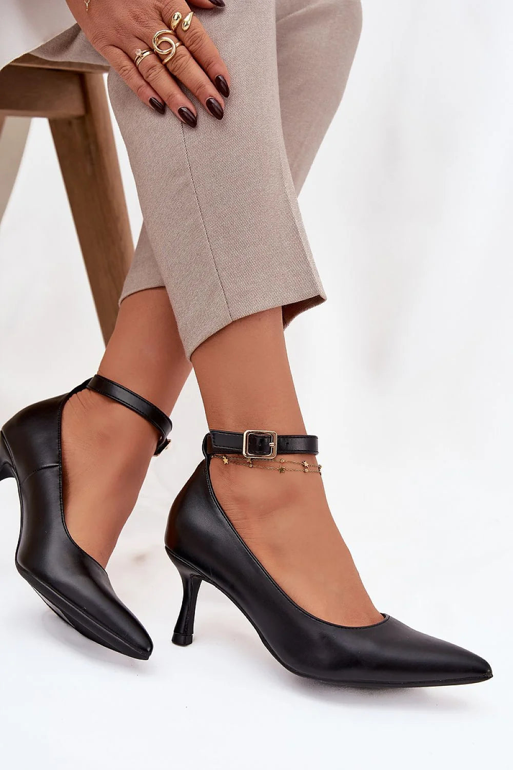 escarpins femme cuir écologique noir bout pointu bride cheville boucle dorée talon mince sept centimètres élégant bureau soirée silhouette élancée