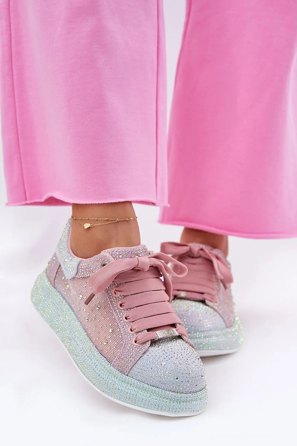 Chaussures de sport élégantes pour femmes, cuir naturel et textile, strass scintillants, rose pâle, semelle robuste, confort tout jour, style moderne
