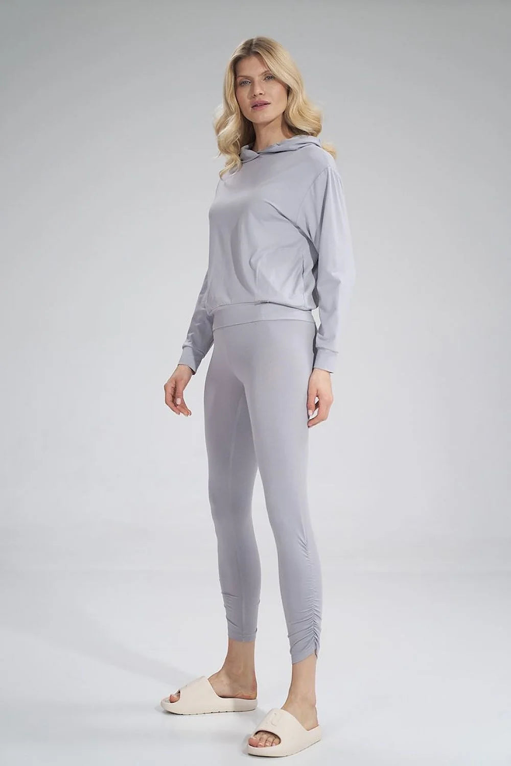 Ensemble loungewear jersey gris clair minimaliste confortable hoodie leggings ajustés taille haute femme tendance