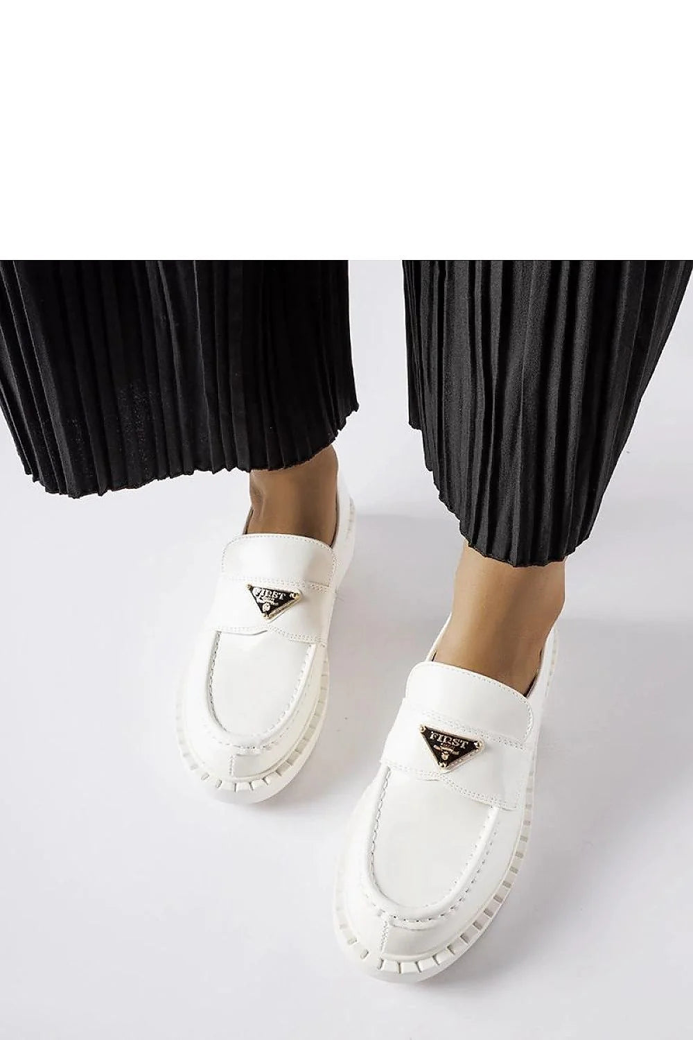 mocassins femme blanc cuir écologique confortable élégant design moderne bout arrondi semelle plateforme épaisse crantée logo triangulaire doré