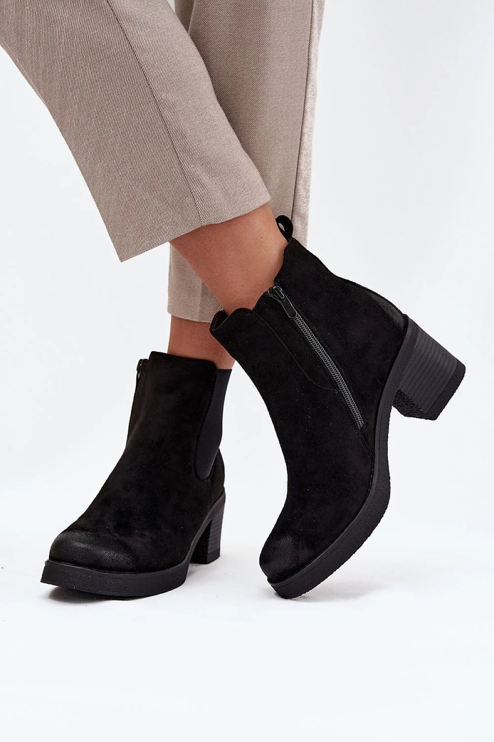 bottines femme suédine écologique chelsea cheville courte doublées talon colonne 7cm confortable semelle crantée antidérapante bout arrondi détail doré chic