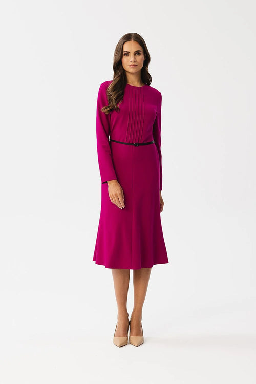 Robe synthétique fuchsia longueur midi manches longues encolure ronde silhouette évasée plis verticaux ceinture noire fin pose semi-formelle