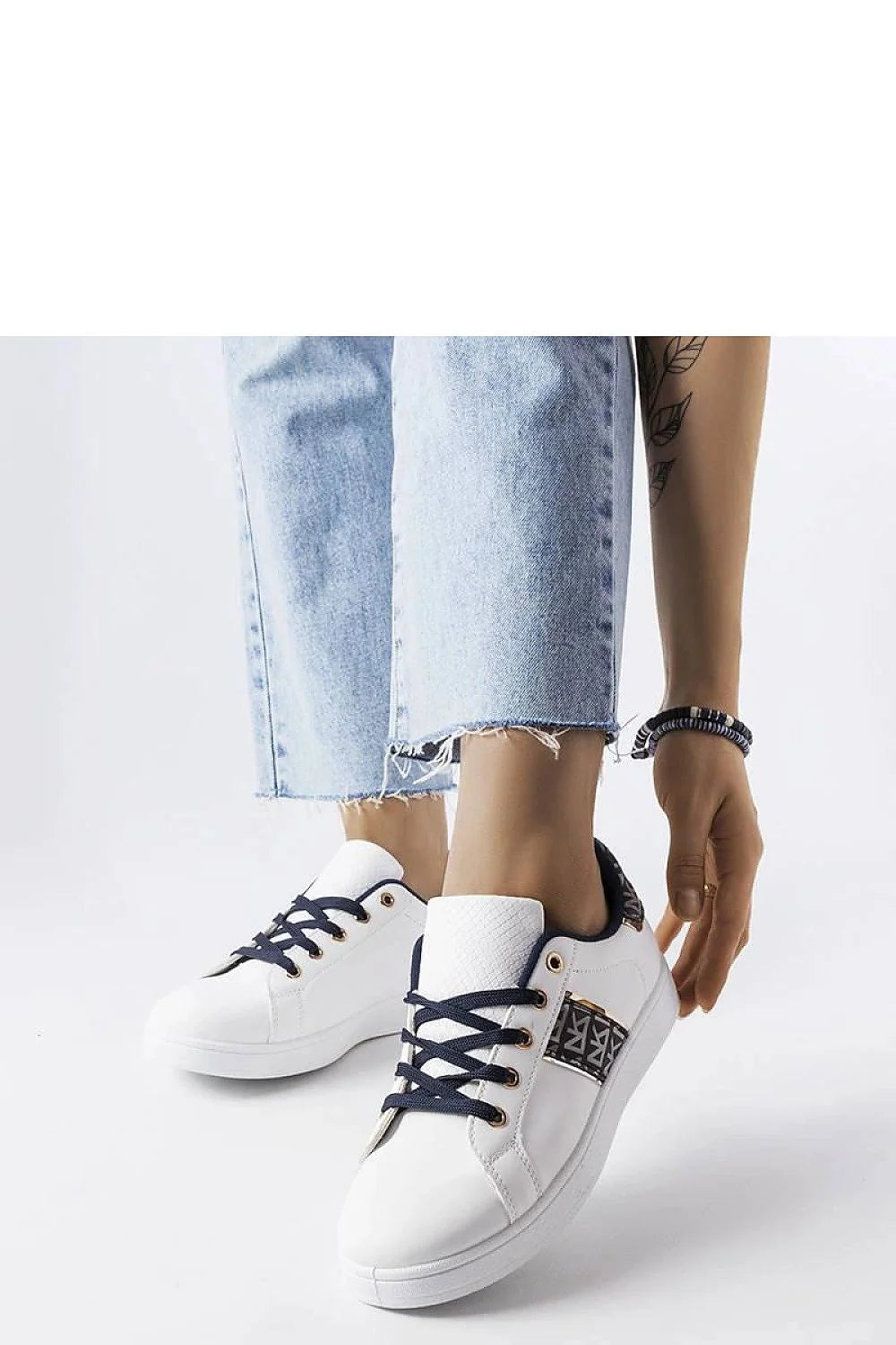 baskets modernes élégantes femmes cuir synthétique blanc bleu marine motif graphique lacets navy œillets dorés semelle épaisse col matelassé confort