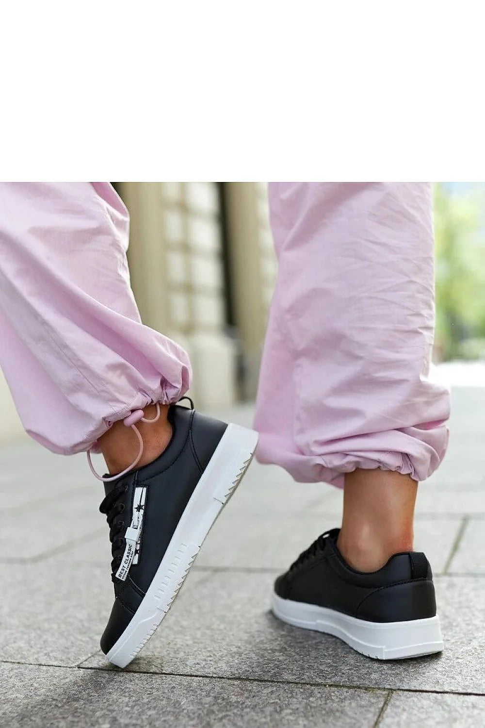 Baskets modernes pour femmes en cuir écologique noir style urbain élégance sobriété coupe basse confort maximal sneakers mode