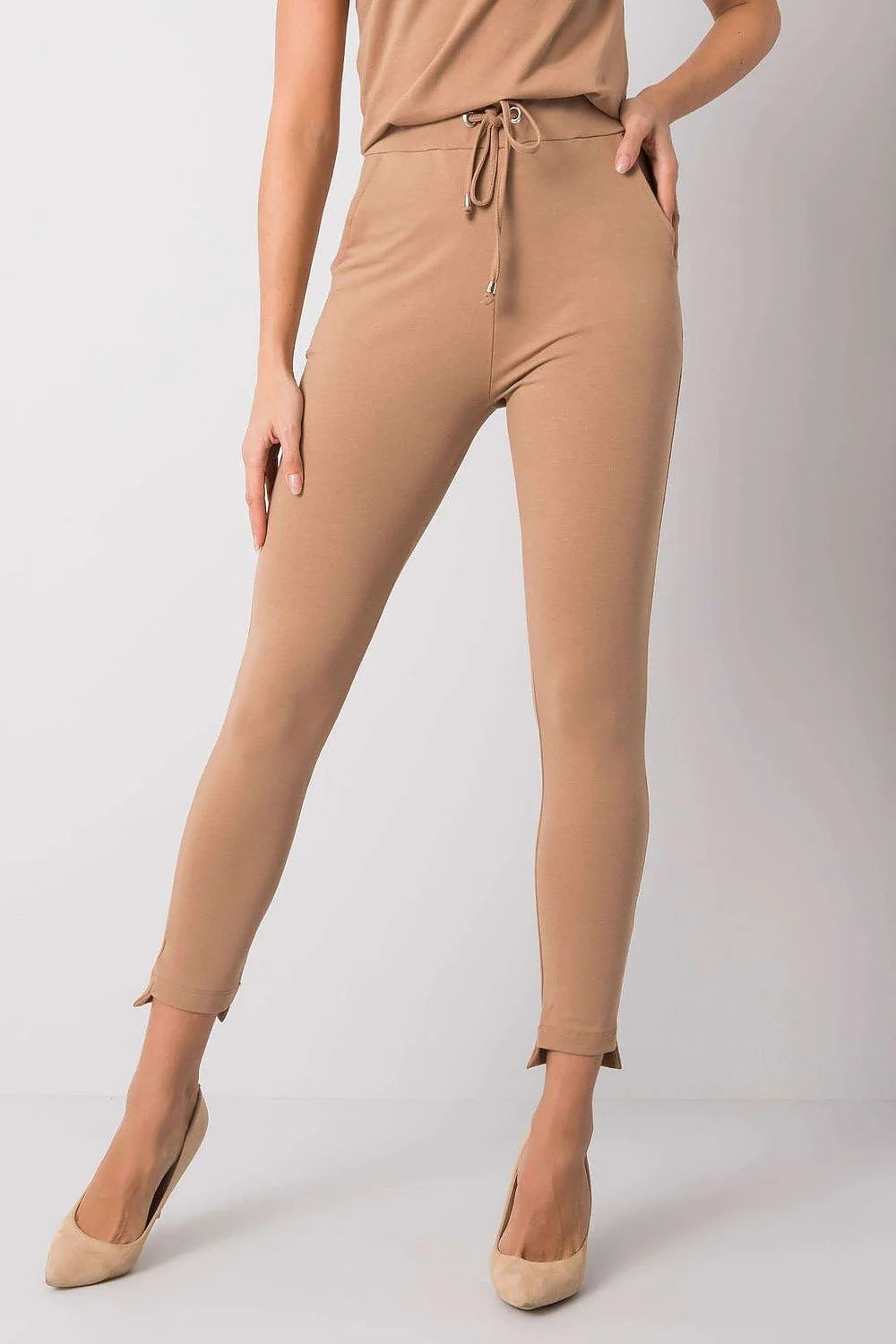 Pantalon survêtement BFG ajusté pour femmes couleur marron coton élasthanne taille haute ceinture élastiquée drawstring métallique fuseau cheville ouvertures latérales