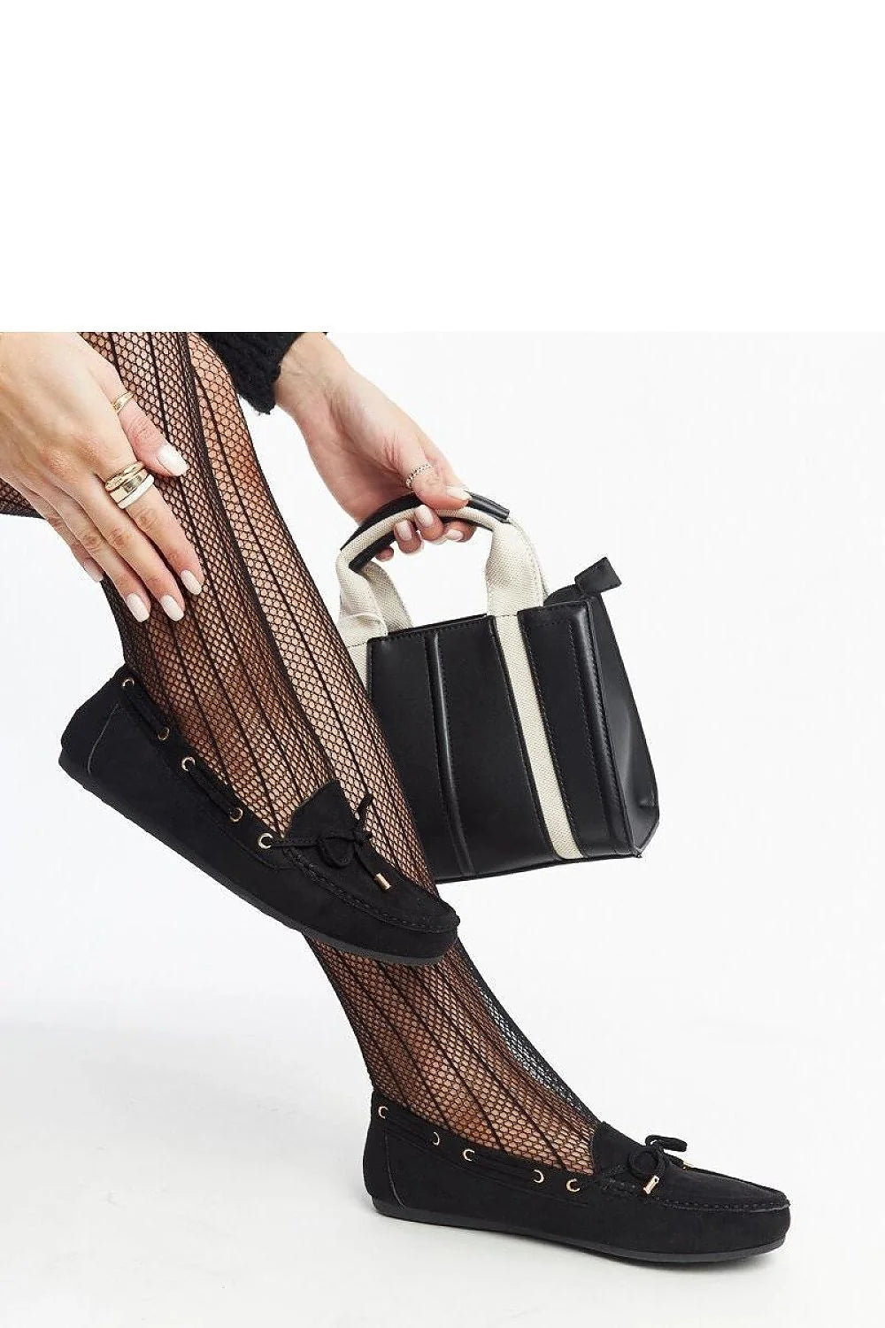 Mocassins en daim noir bijoux dorés accessoires élégants femmes confortables plates modernes