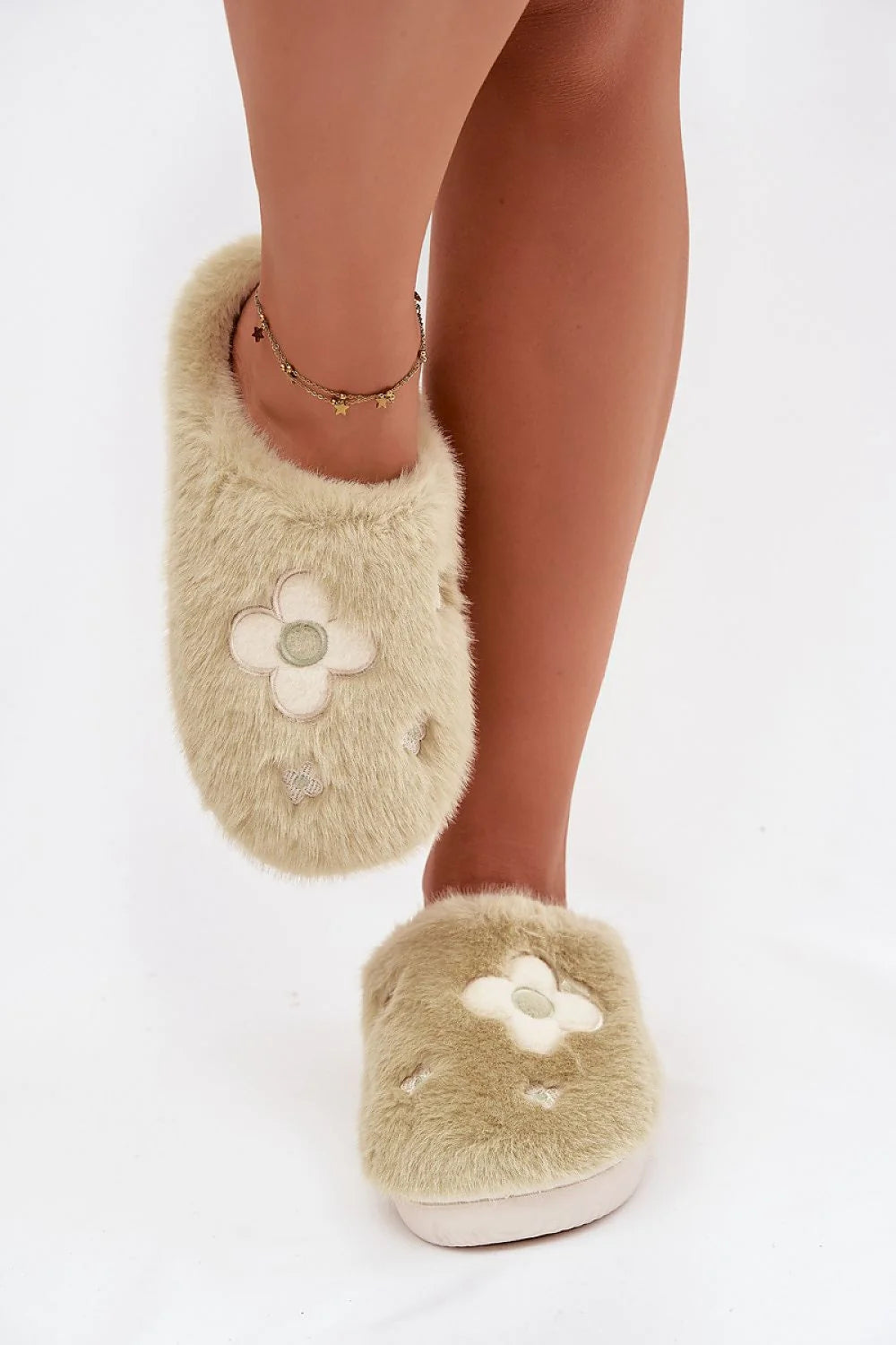 pantoufles femme fausse fourrure beige olive mules bout fermé talon ouvert semelle rembourrée silhouette volumineuse broderie fleurs crème vert pelucheux