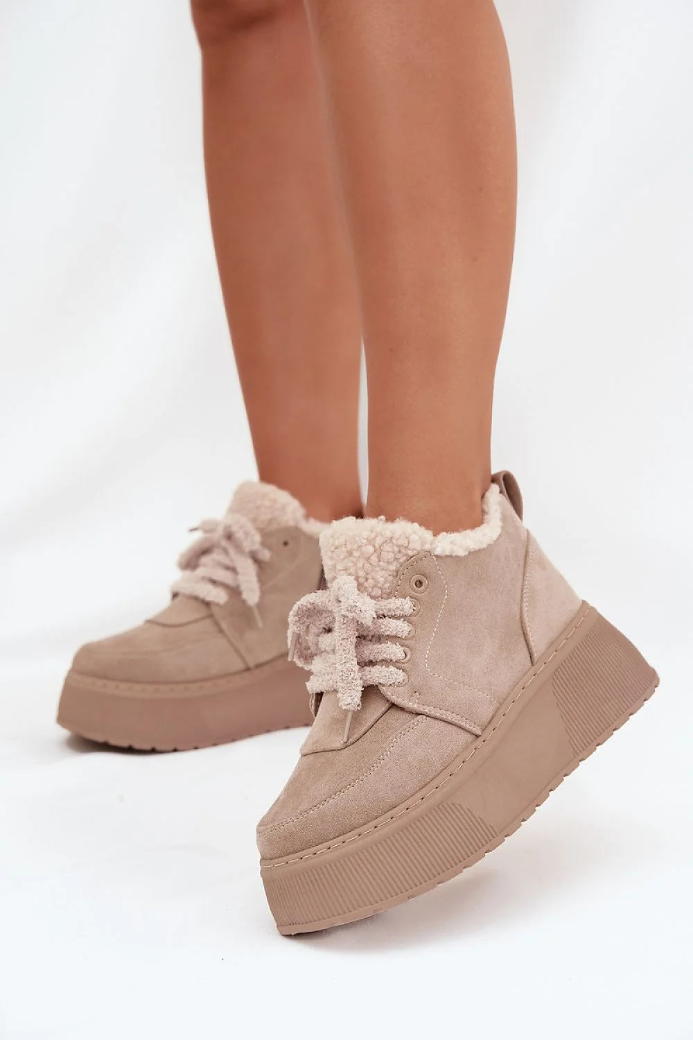 bottines montantes femme suédine écologique beige plateforme massive semelle crantée épaisse fourrure mouton doublure sherpa rembourrée lacets bouclette bout arrondi