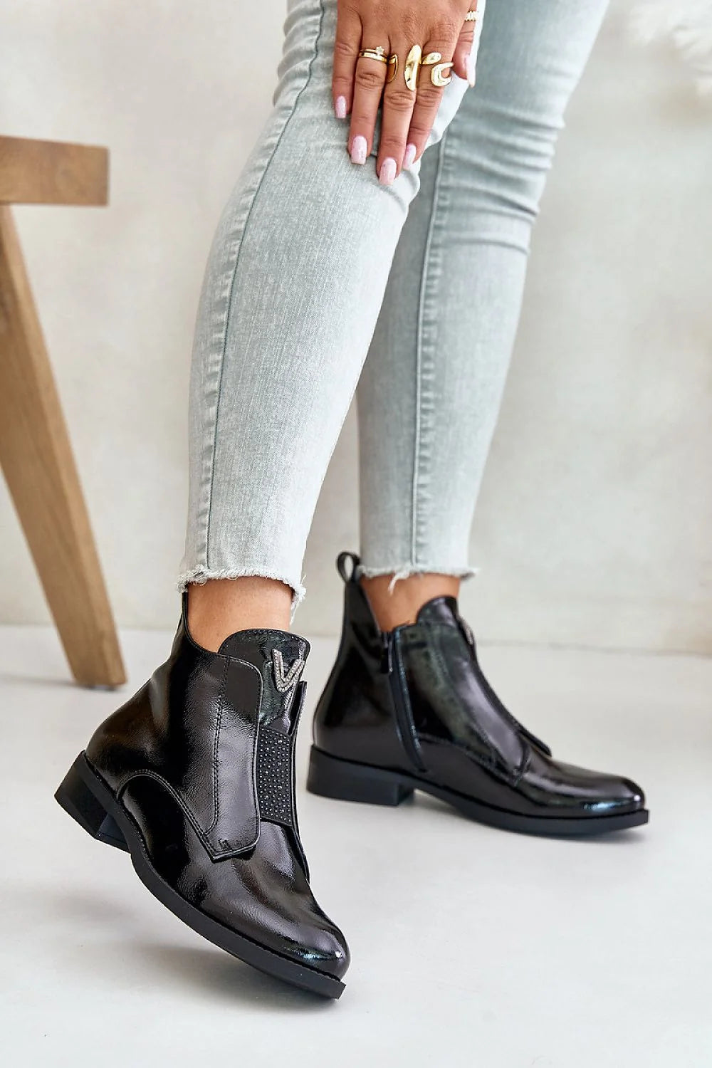 Bottines femmes design moderne élégant cuir verni noir talon plat semelle confortable fermeture latérale insert métallique veste cheville