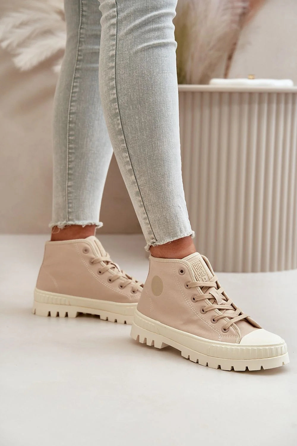 baskets montantes femme minimaliste moderne beige toile bout renforcé écru lacets assortis semelle crantée caoutchouc épaisse maintien cheville confortable