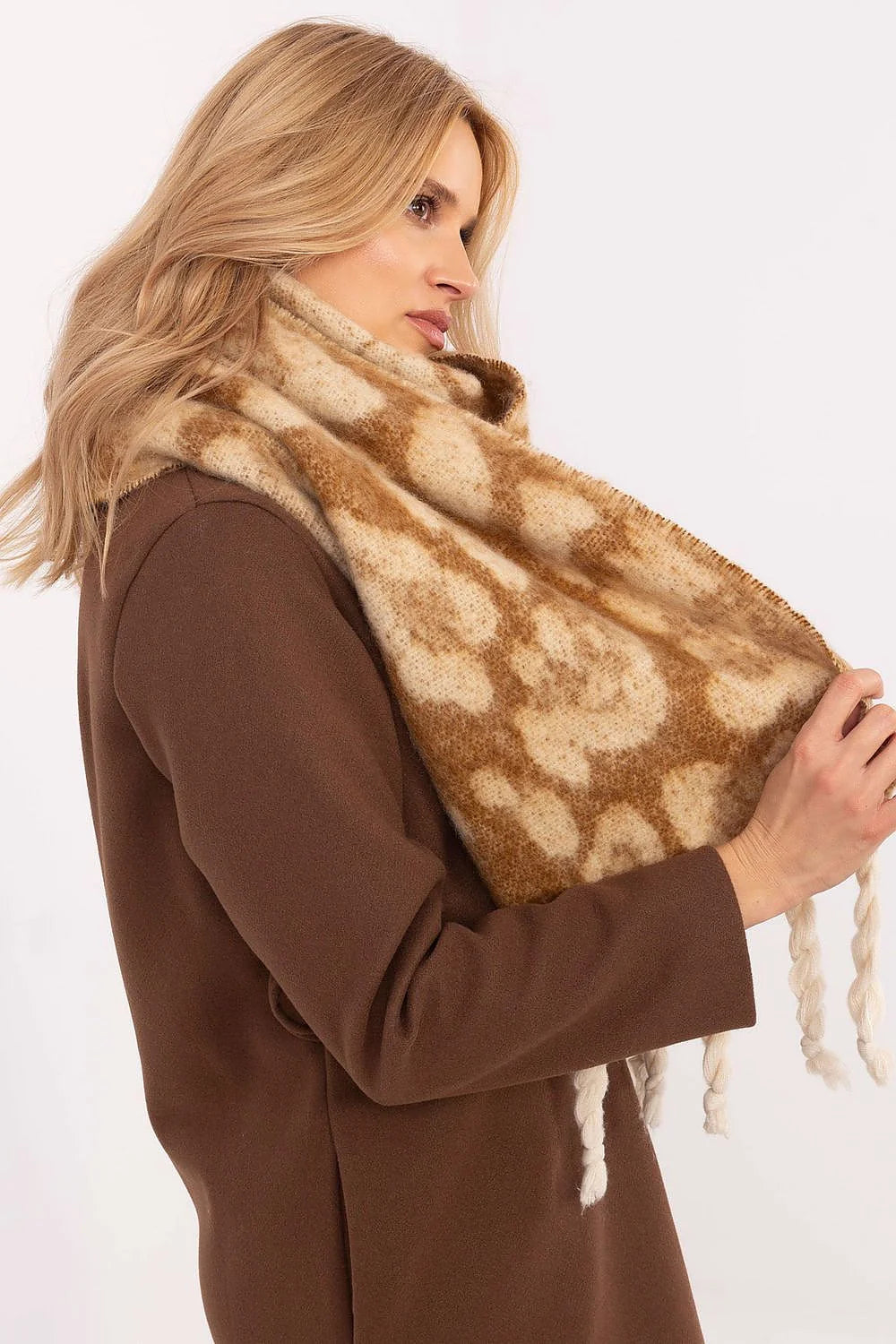 Écharpe à motif léopard imprimé, franges épaisses, style chic, hiver, polyester 100%, accessoire féminin, look élégant, polyvalent