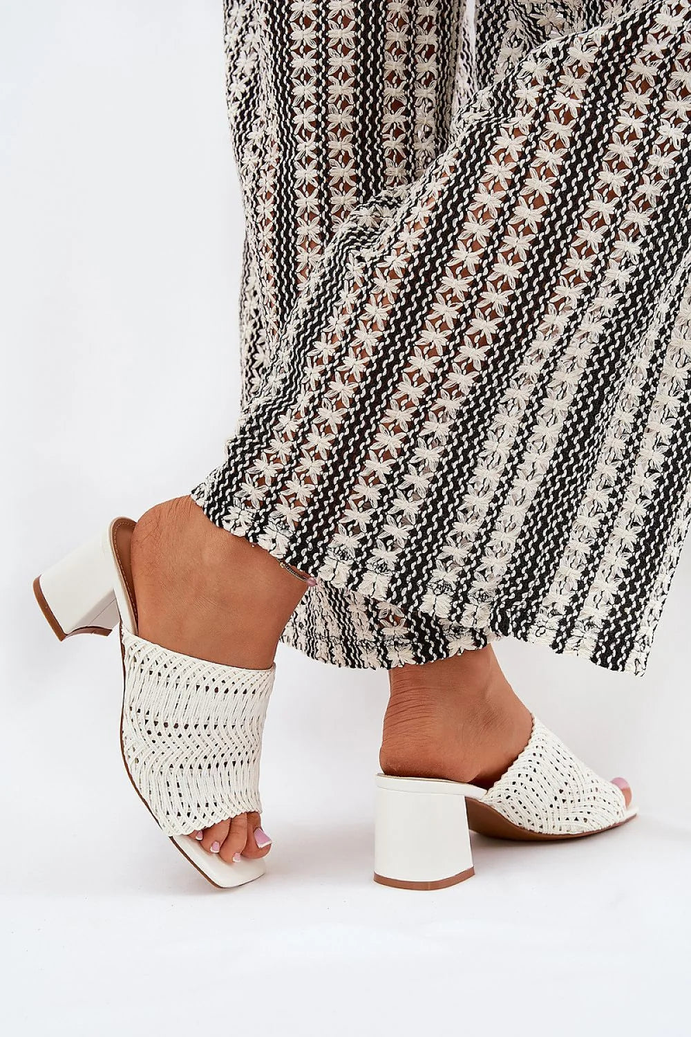 Sandales et pantalon mode été 2023 tissu tricoté maille motif floral talon bloc blanc cassé boho-chic femme