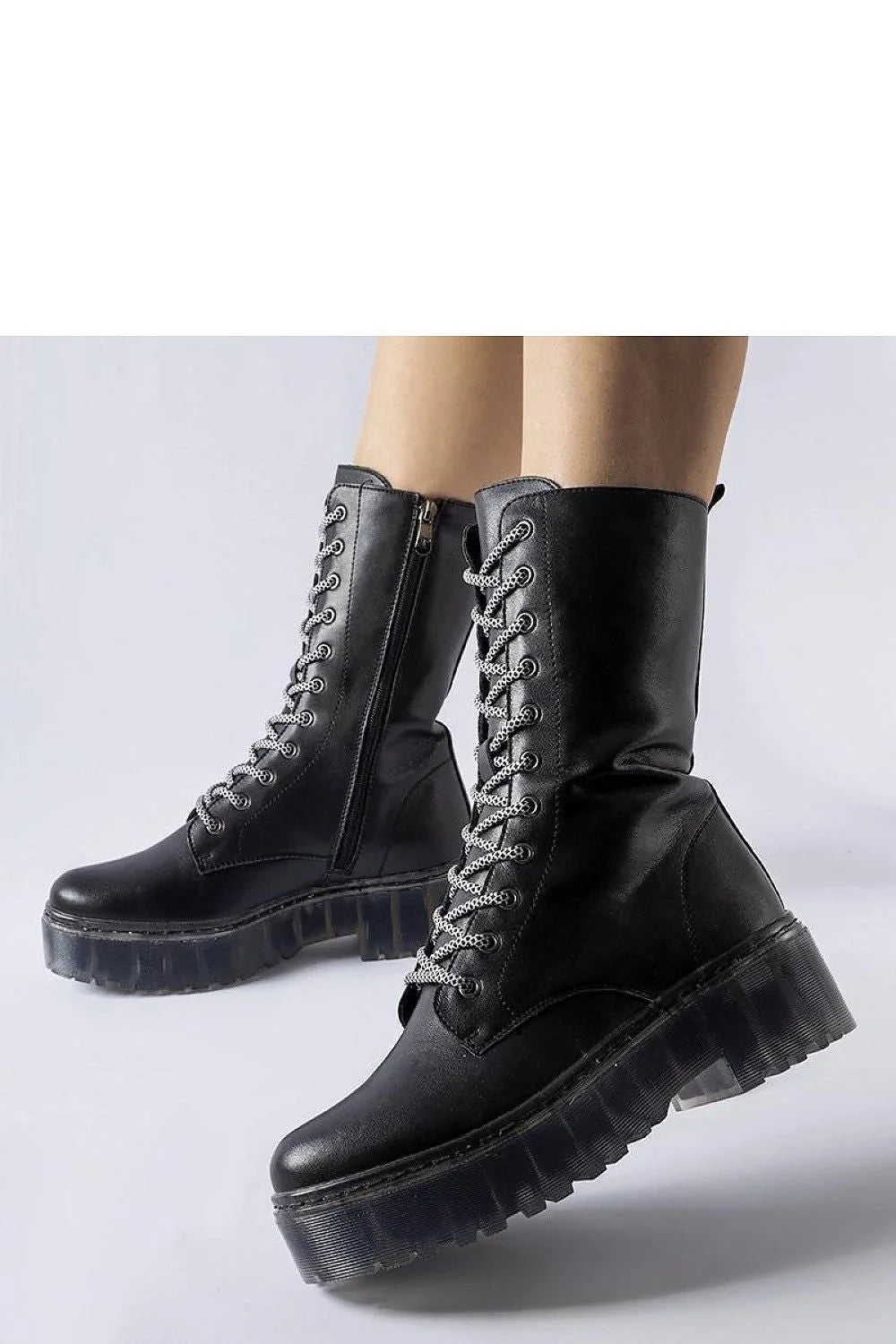bottes noires mi mollet cuir synthétique lisse brillant laçage oeillets métalliques lacets contrastés fermeture éclair latérale semelle plateforme épaisse crantée