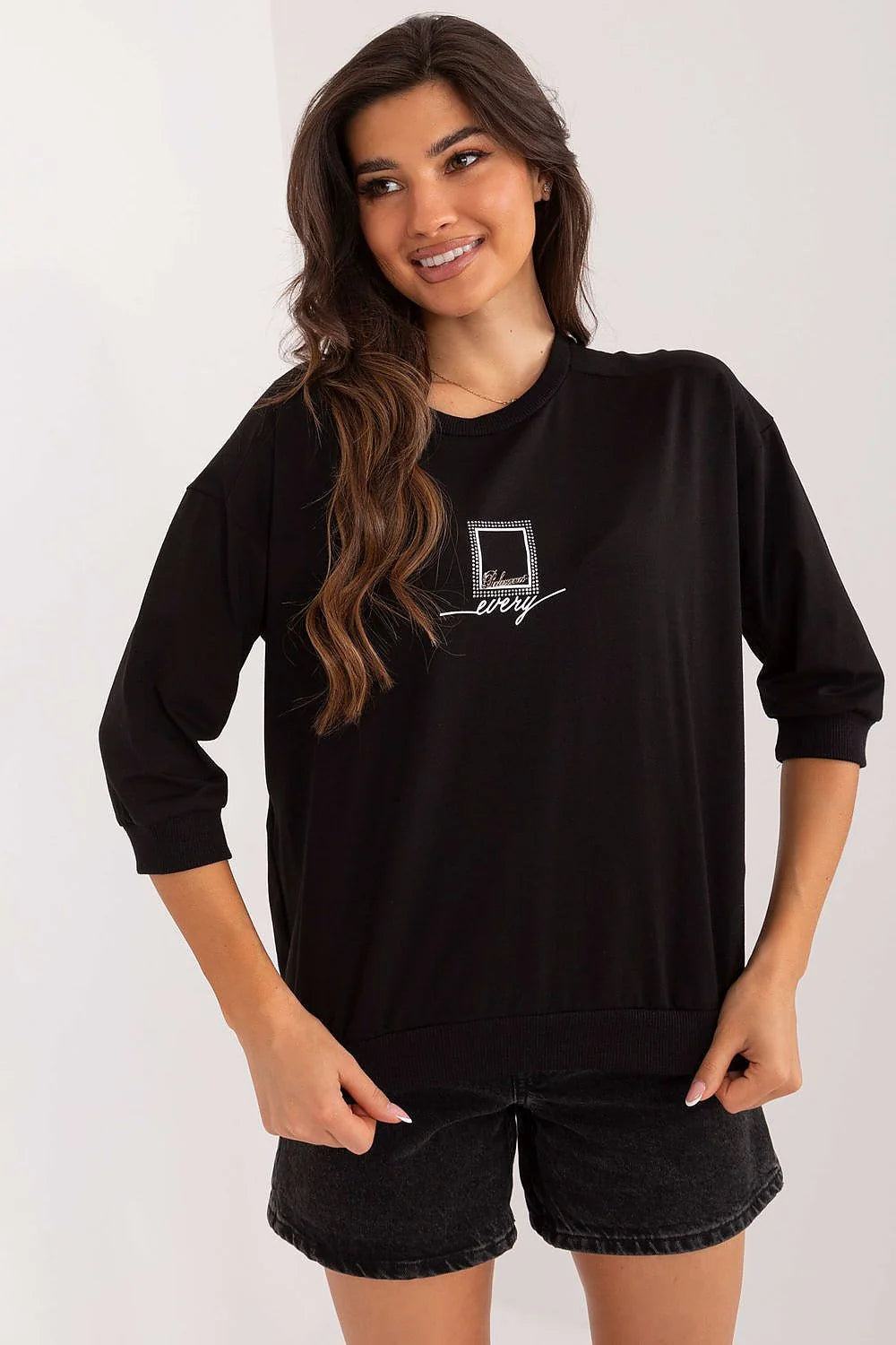 Sweatshirt mode femme modern style ample coton motif minimaliste manches courtes col rond noir blanc contrast