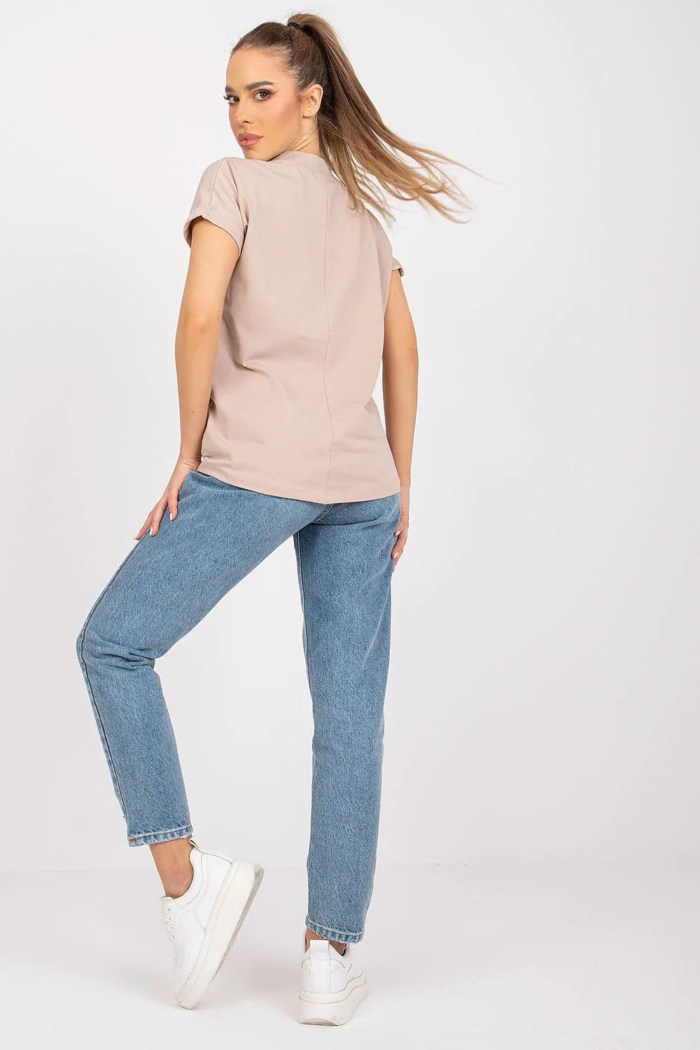 Outfit Casual Chic T-shirt Beige Denim Jeans Straight Cut Women Cotton Elastane Blend Blue Wash