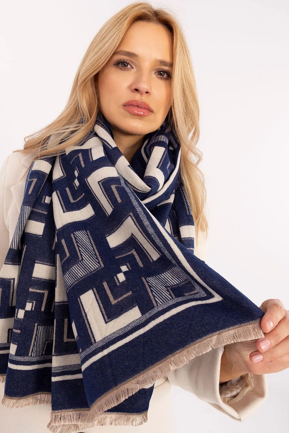 Écharpe pour femme en viscose et laine, motifs géométriques bleu marine et crème, longue et légère, franges subtiles, style moderne et élégant