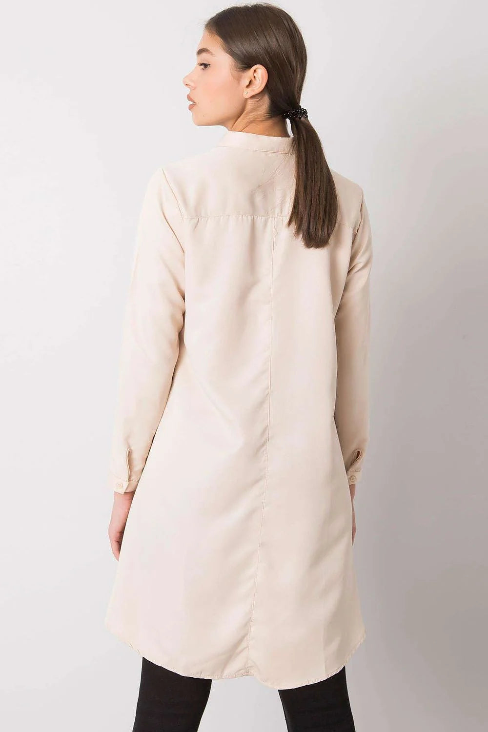 chemisier féminin moderne raffiné manches longues coupe asymétrique ourlet arrière fluide léger coton élasthanne polyester beige