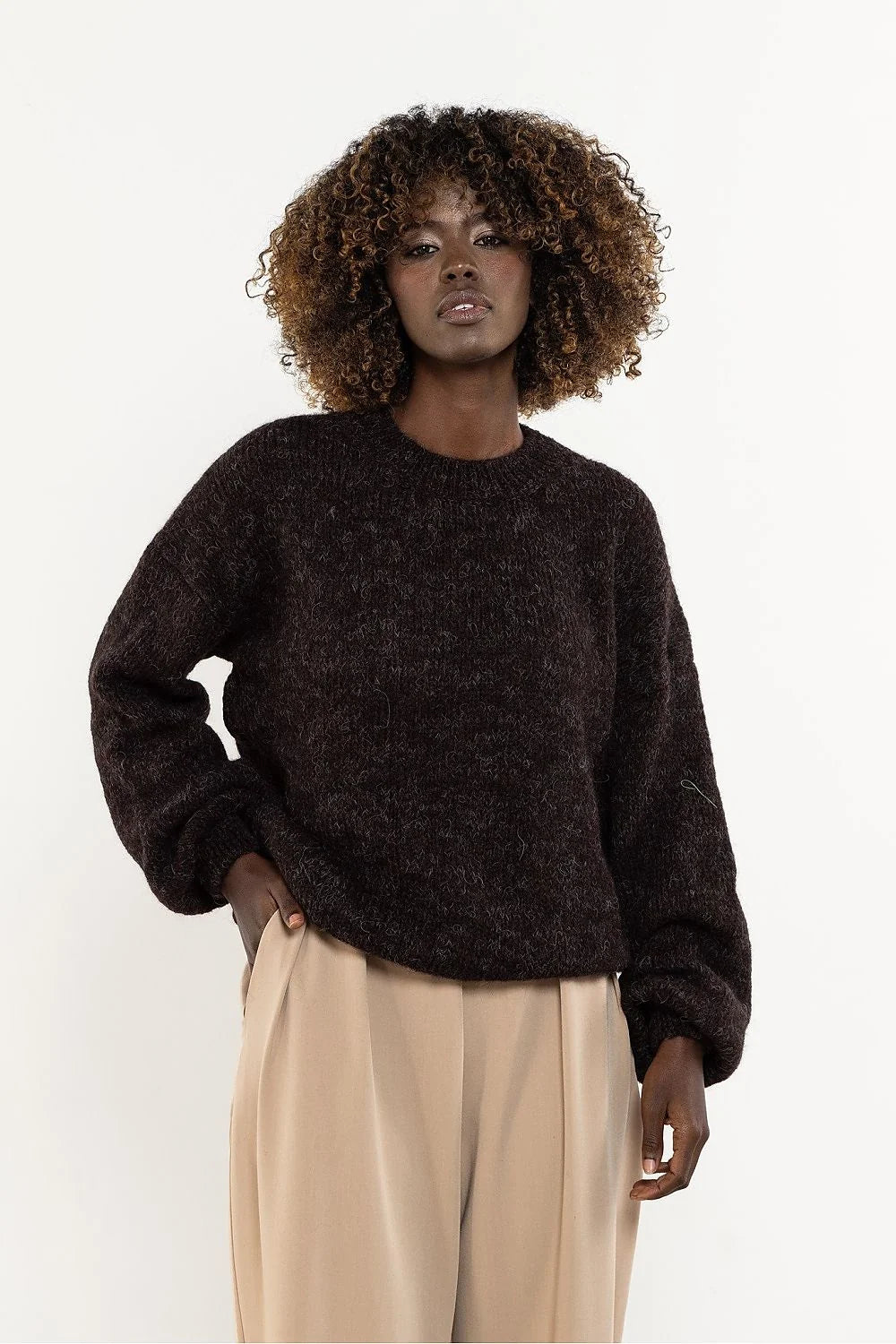 pull femme manches longues laine cachemire mohair polyamide acrylique marron col rond ballon épaules tombantes duveteuse côtelés décontracté chaud polyvalent