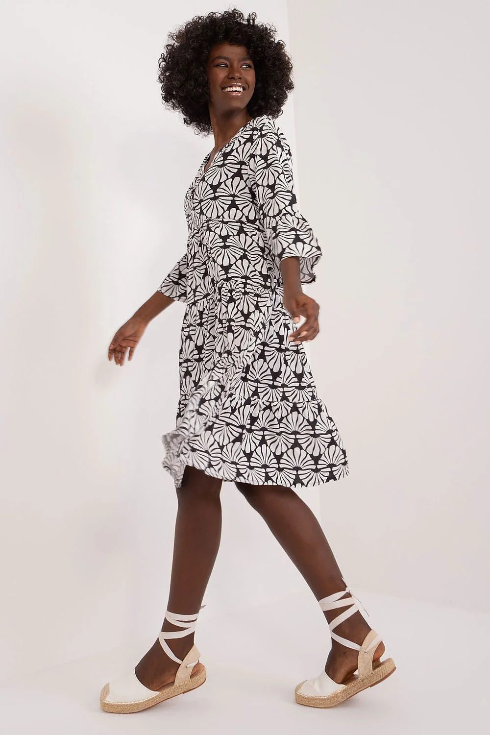 Robe graphique moderne femme noir et blanc motifs géométriques été silhouette trapèze manches trois-quarts V-neck