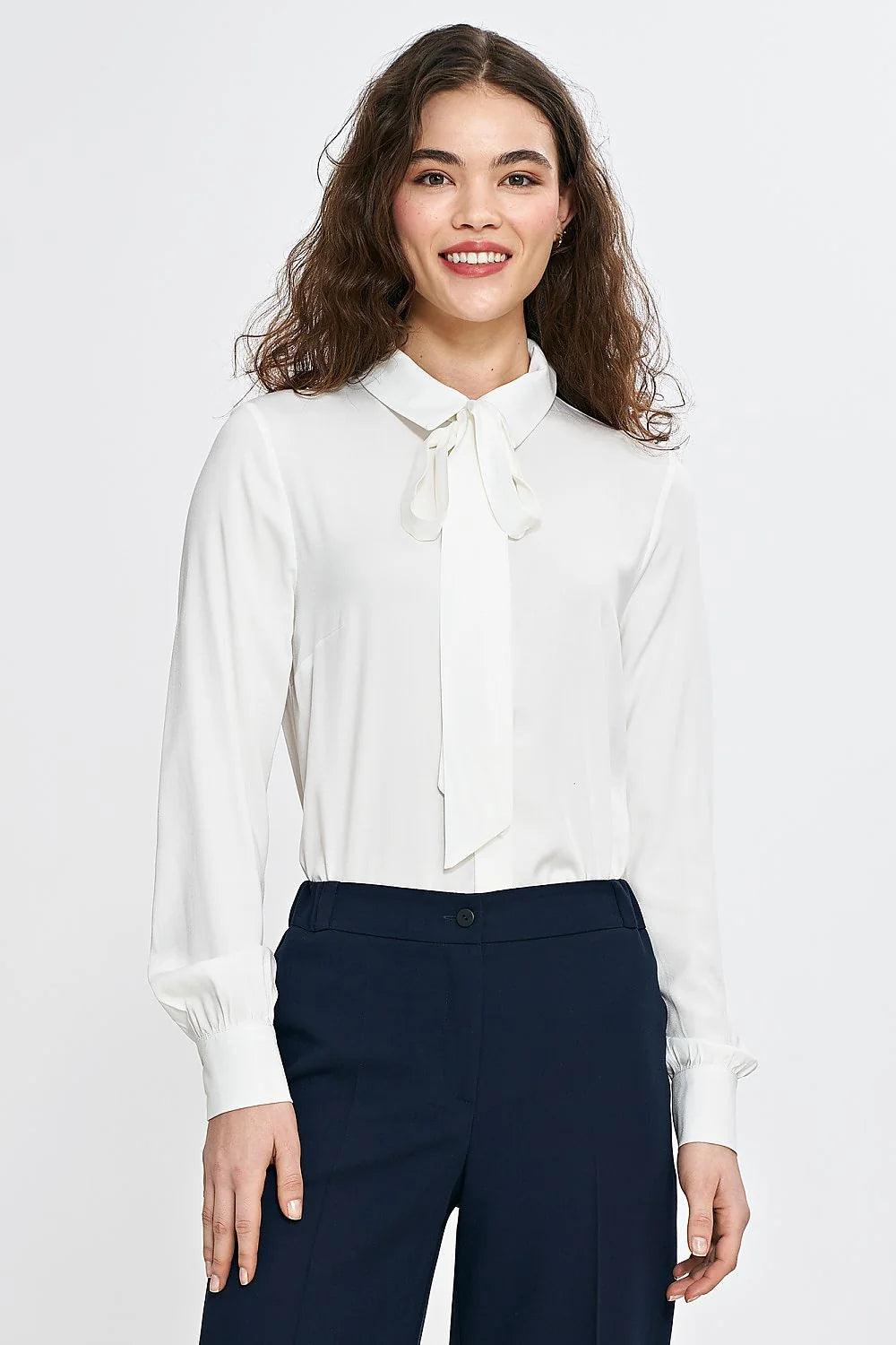 Chemise élégante pour femme en viscose 100% style classique col lavallière manches longues coupe ajustée blanche Nife