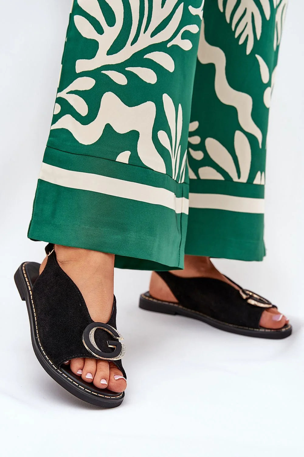 Sandales Step in style : sandales plates femmes été élégance confort design moderne boucle métal couleur noire matériau cuir suédé écologique