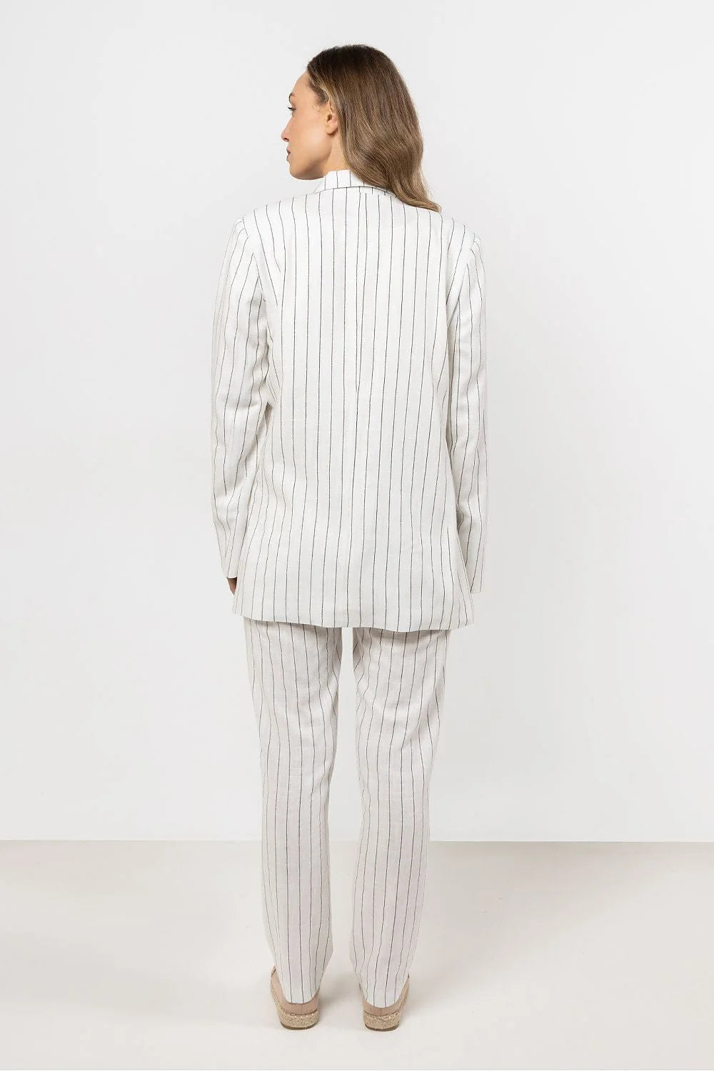 pantalon AWAMA lin viscose mélangé ajusté droit taille haute rayures verticales gris anthracite écru léger respirant élégant sophistiqué mi longueur