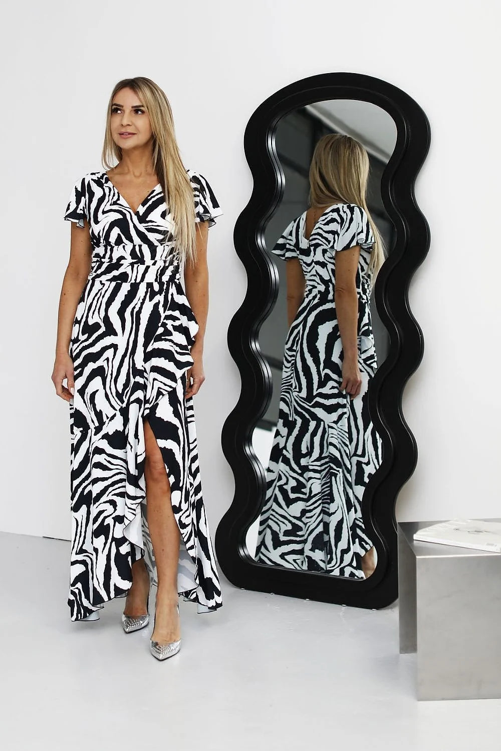 Robe longue Jersa élégante motif zèbre noir blanc encolure V manches courtes élasthane 2 % femmes été polyvalente