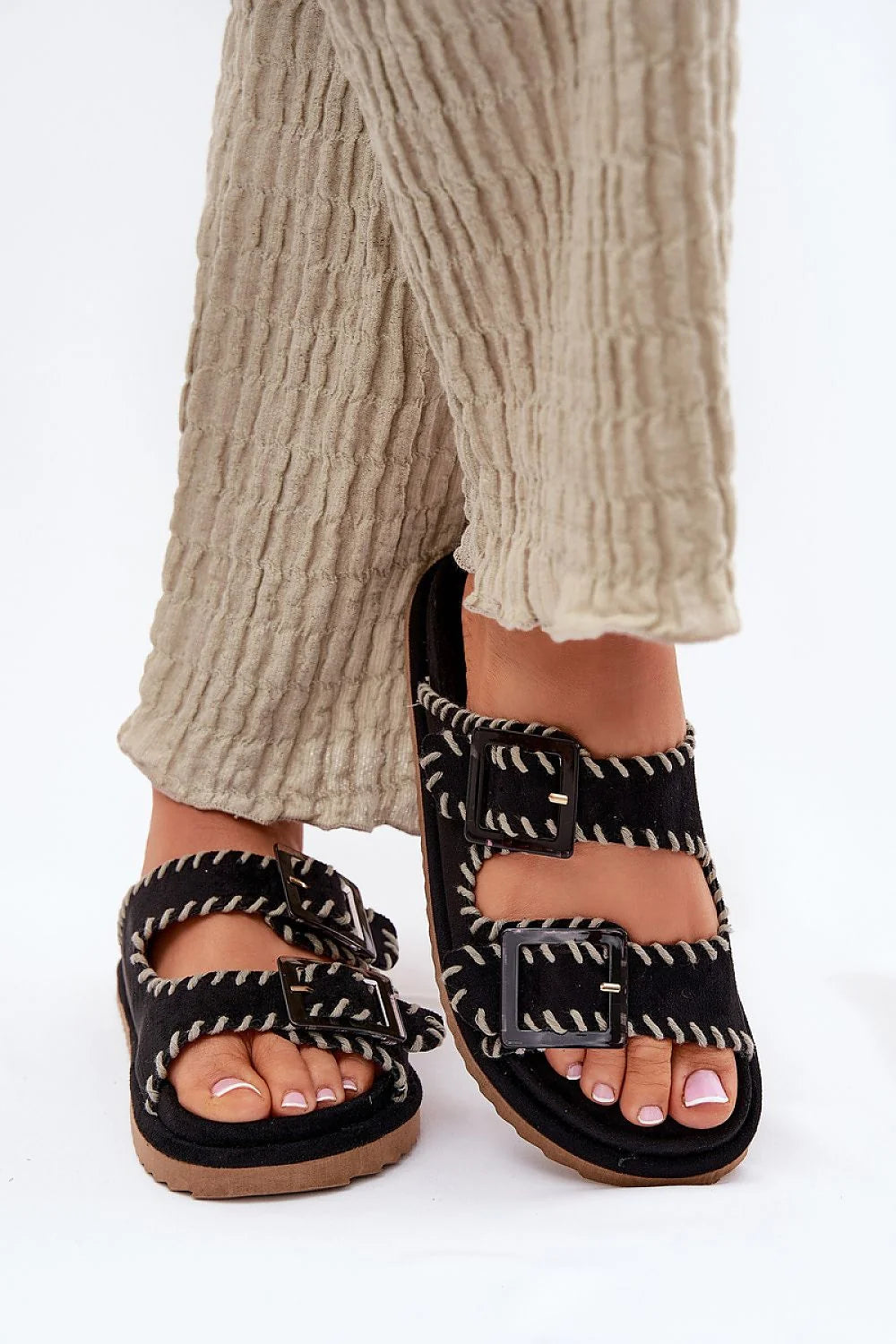 Sandales femmes design contemporain style ouvert brides larges boucles carrées suédine écologique couleur noire coutures crème semelle marron confort style urbain vacances estivales