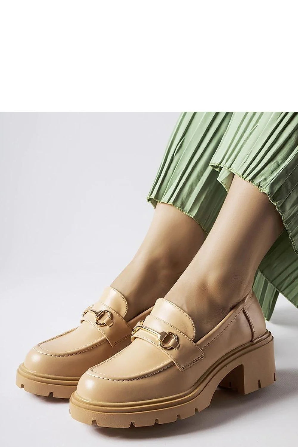 mocassins femme beige cuir similicuir lisse brillant mors métallique doré talon bloc moyen plateforme semelle crantée antidérapante confortable élégante