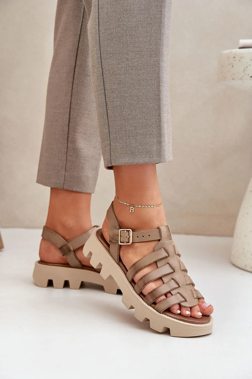 Sandales Step in style pour femmes, style moderne et audacieux, cuir naturel, semelle épaisse, ajustement parfait, couleurs taupe et beige, tailles 36-40, été 2023