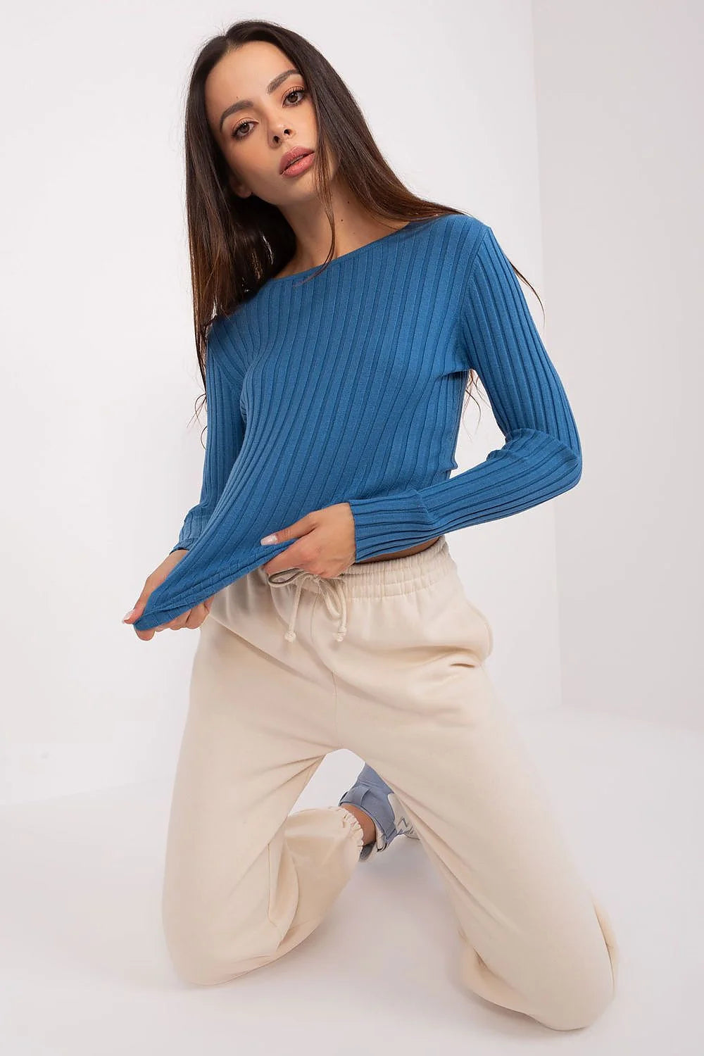 Haut et pantalon femme moderne couleur bleu et crème manches longues encolure dégagée taille réglable tissu côtelé