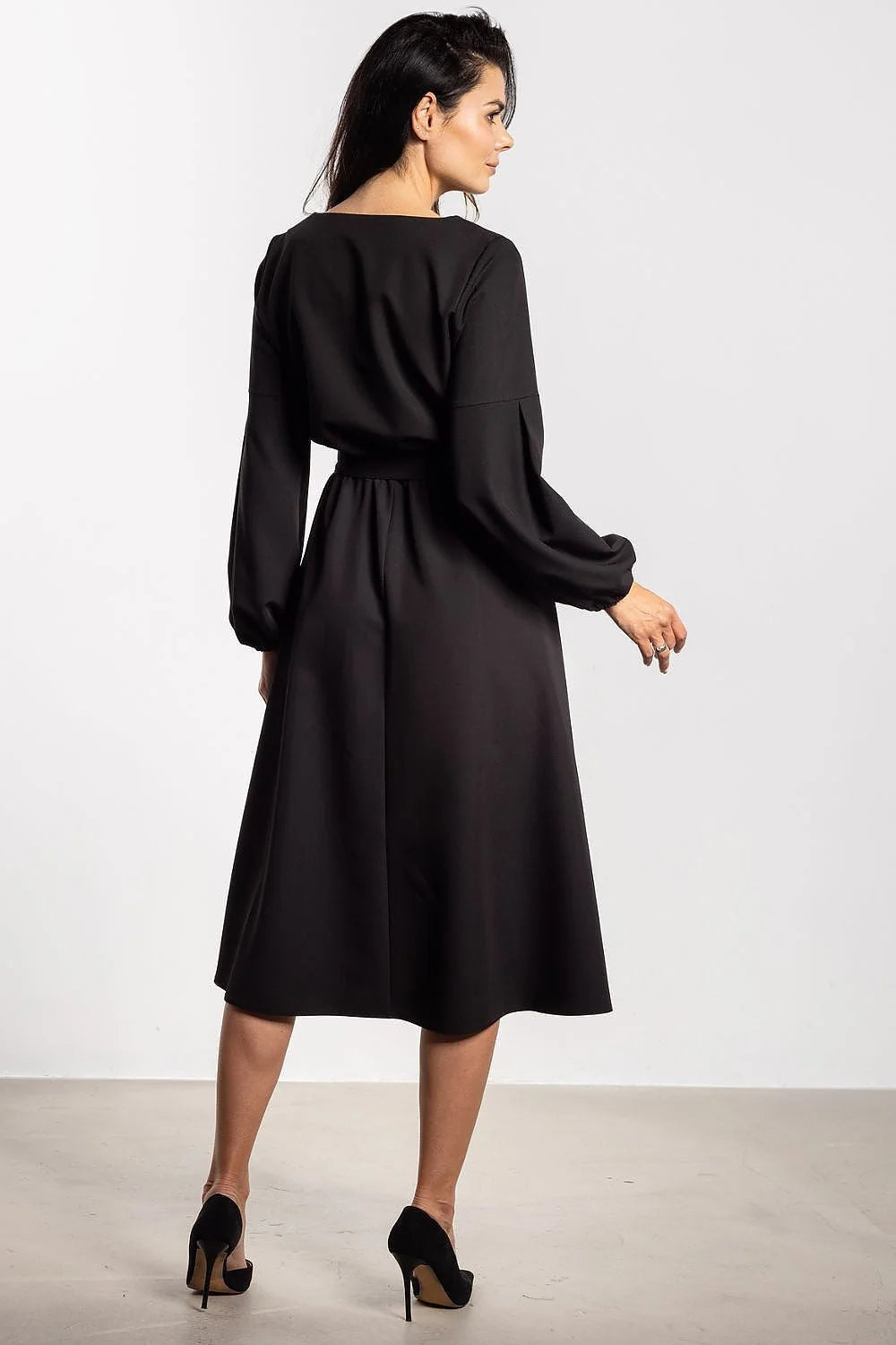 robe midi femme noire coupe évasée taille marquée ceinture nouée manches bouffantes encolure ronde crêpe mat tombé structuré élégant polyvalente