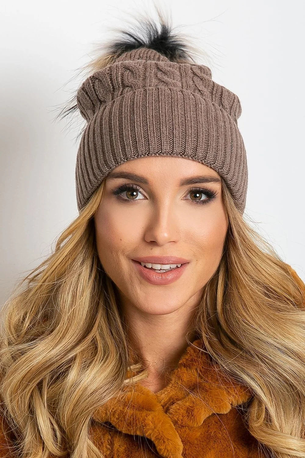 Bonnet d'hiver pour femmes design moderne élégant matelassé coton cashmere pompon fourrure noir ajusté coupe douce style intemporel
